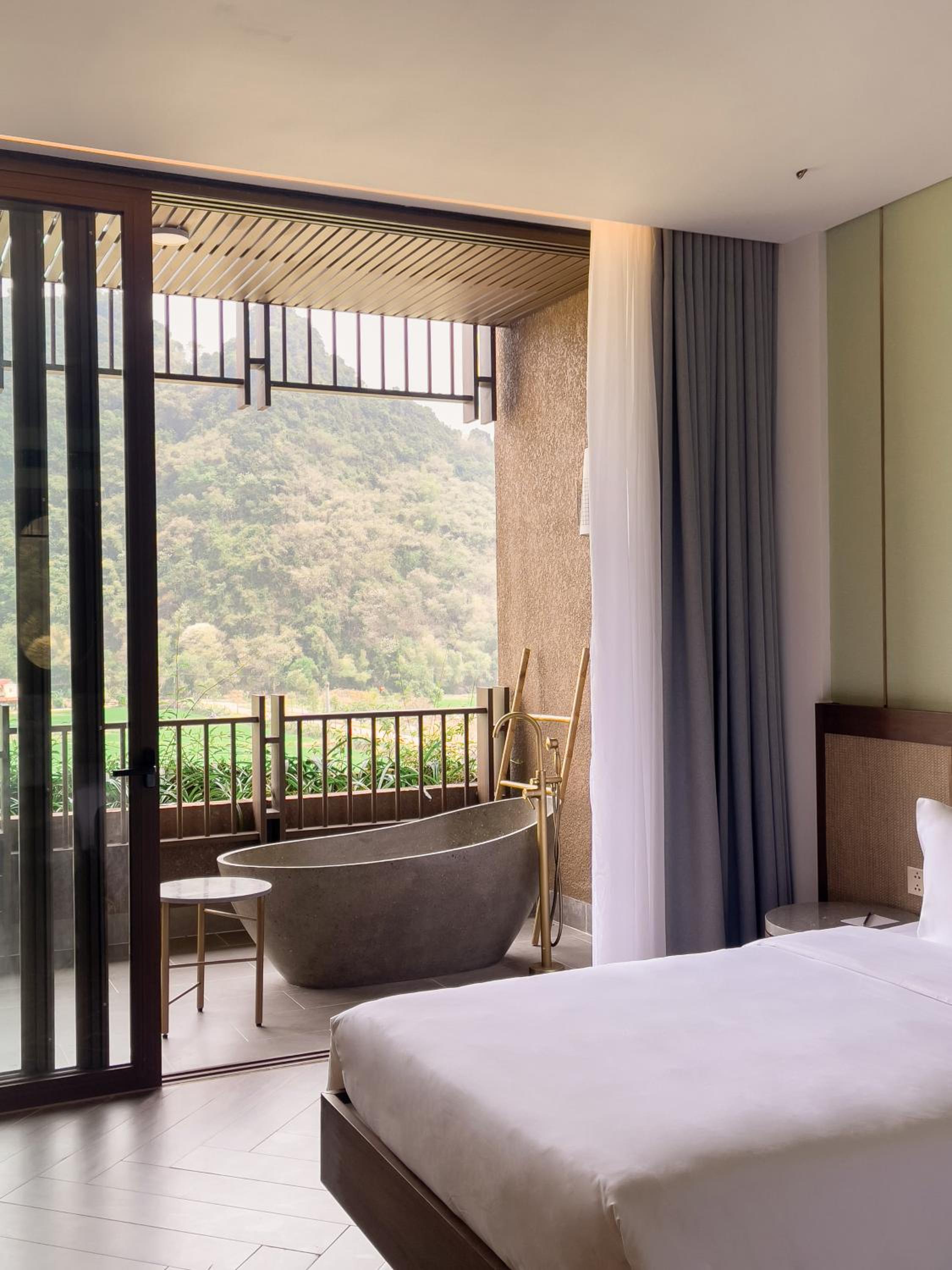 Suite with Pool View - Photo 2
