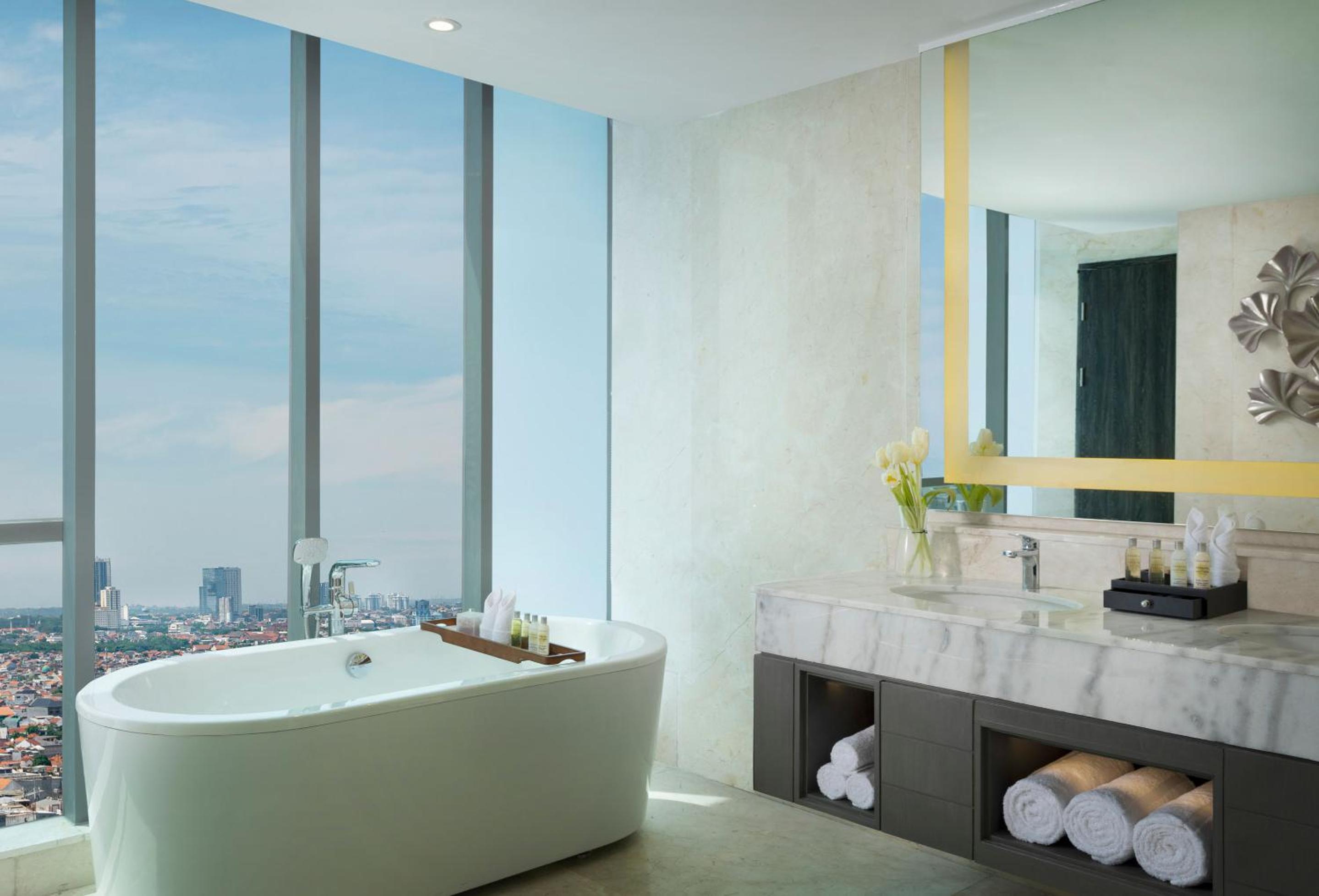 Corner King Suite - Photo 4