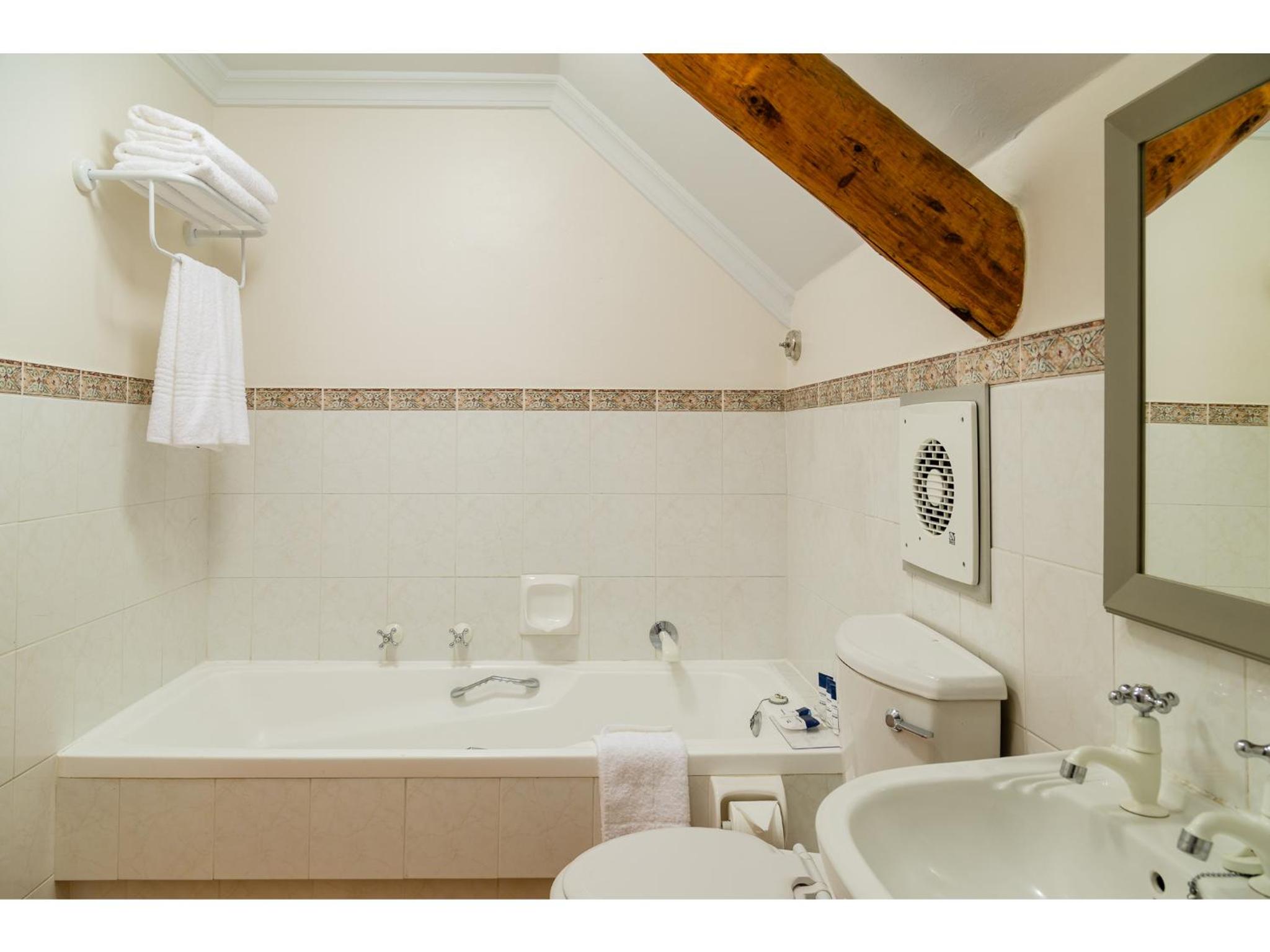 1 Bedroom Bi-level Loft, 1 Queen thumbnail 5