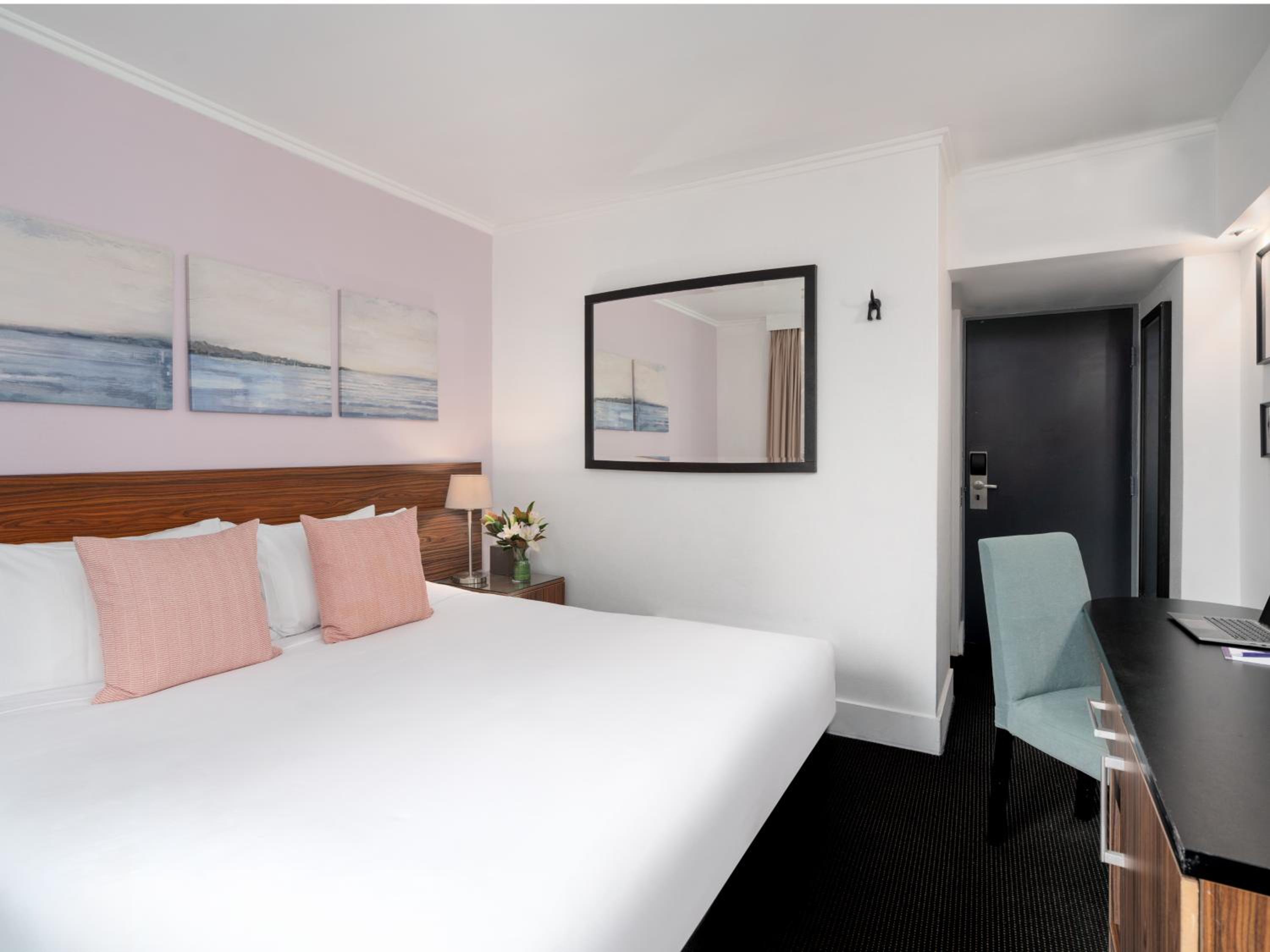 Economy Queen Room photo 2