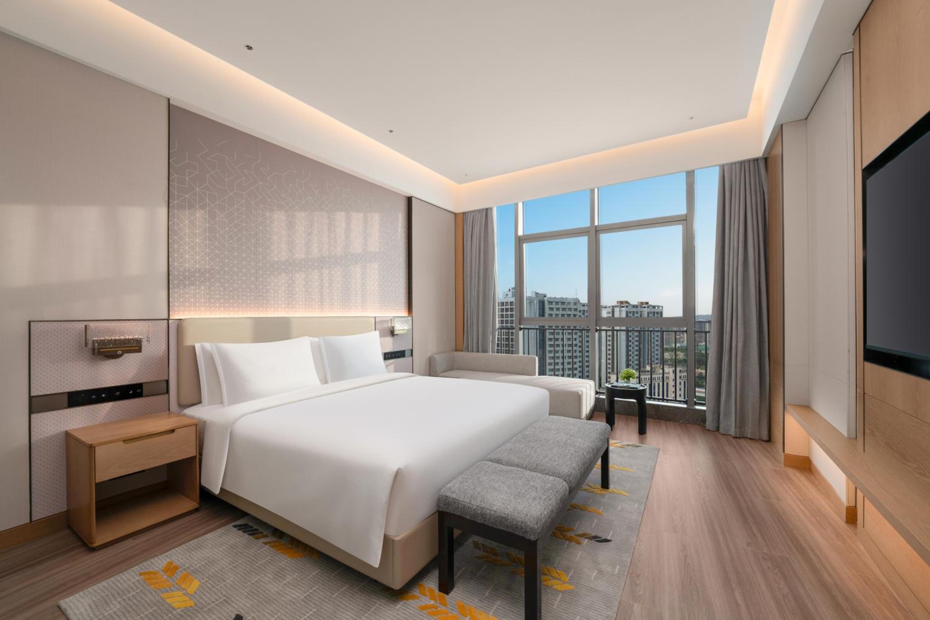 One-Bedroom Suite with Dining Area