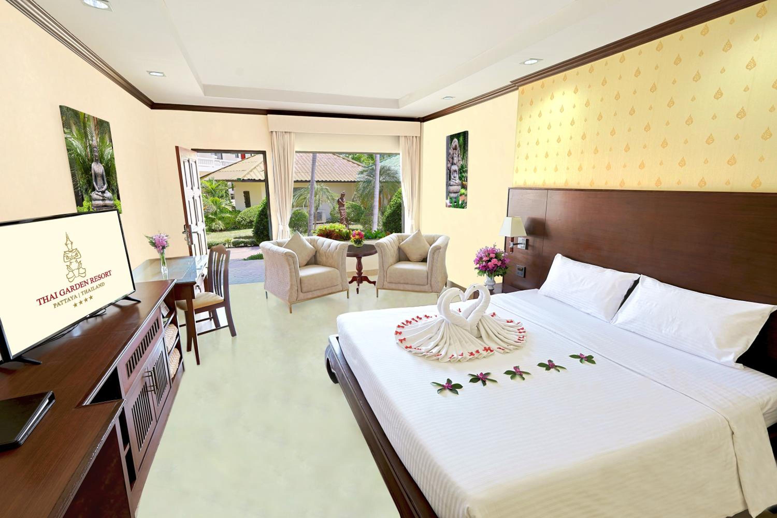 Deluxe Room King Bed - Photo 3