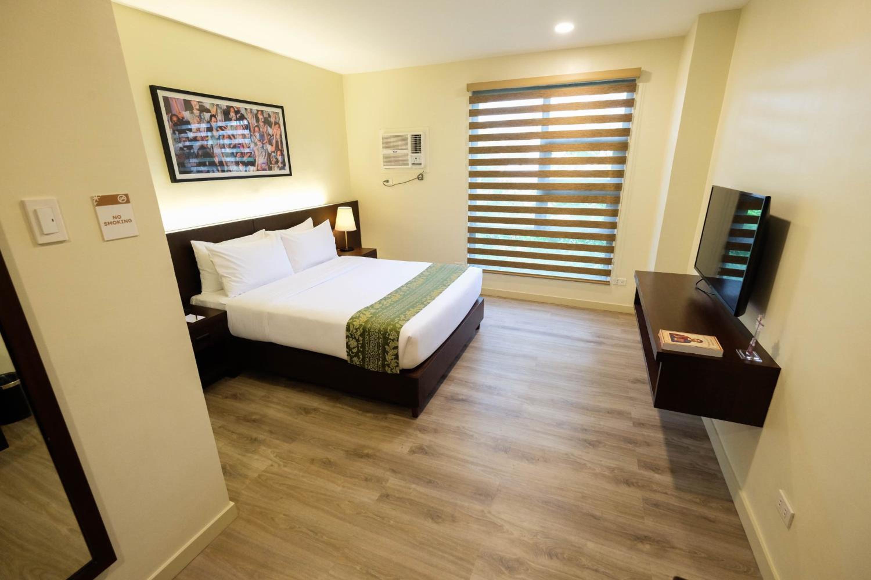 Deluxe Queen Room - Photo 1