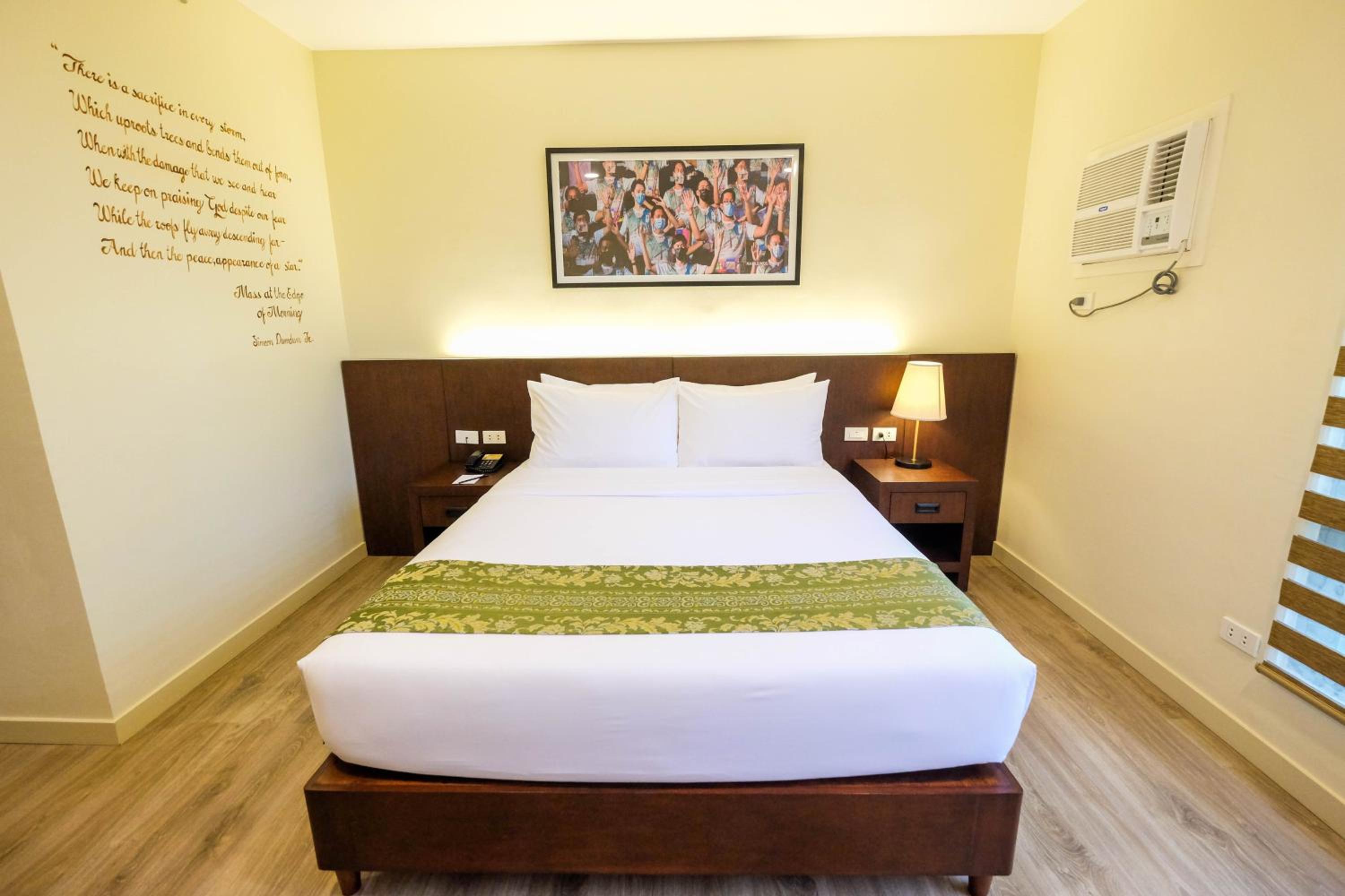 Deluxe Queen Room - Photo 3