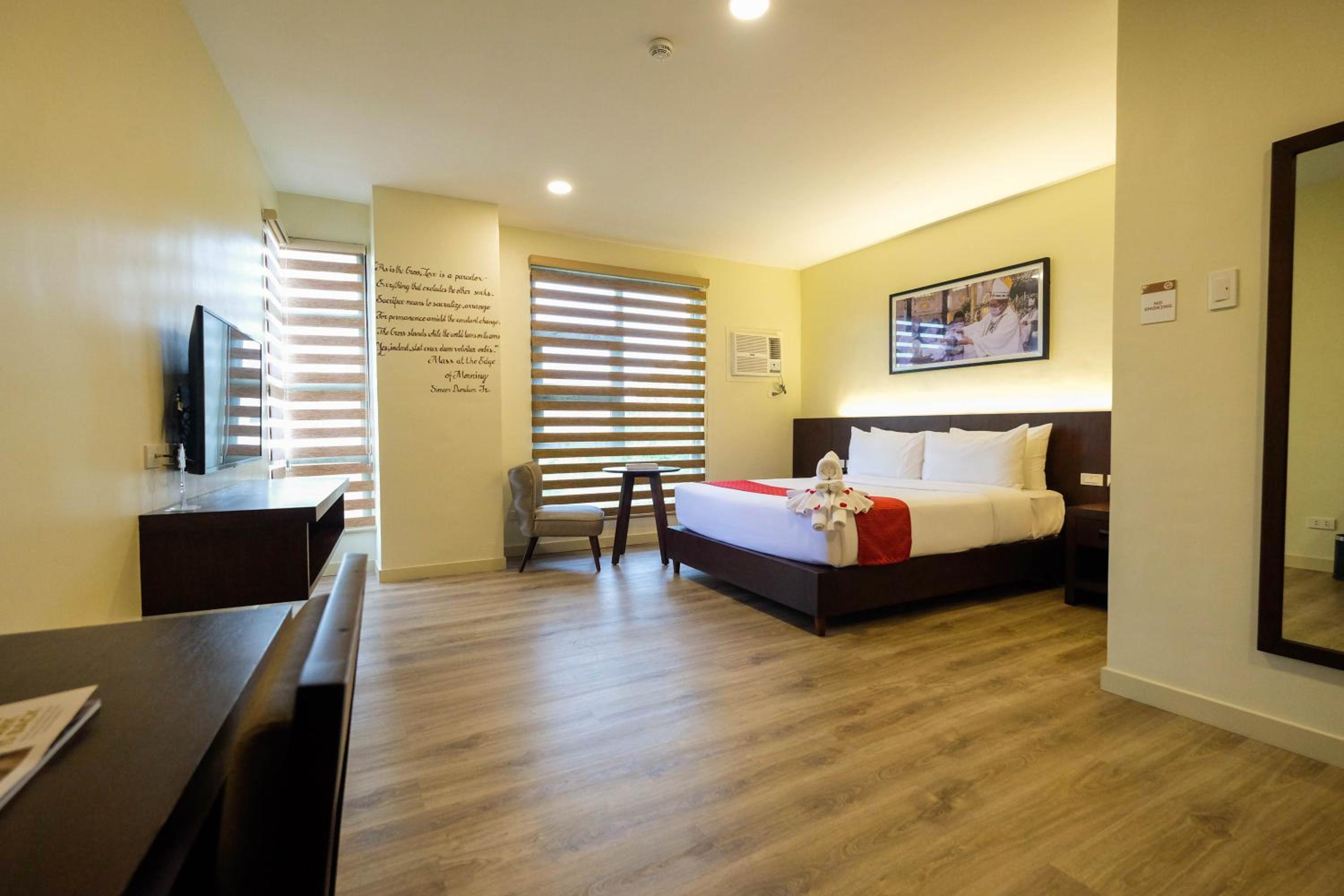 Deluxe Queen Suite - Photo 4