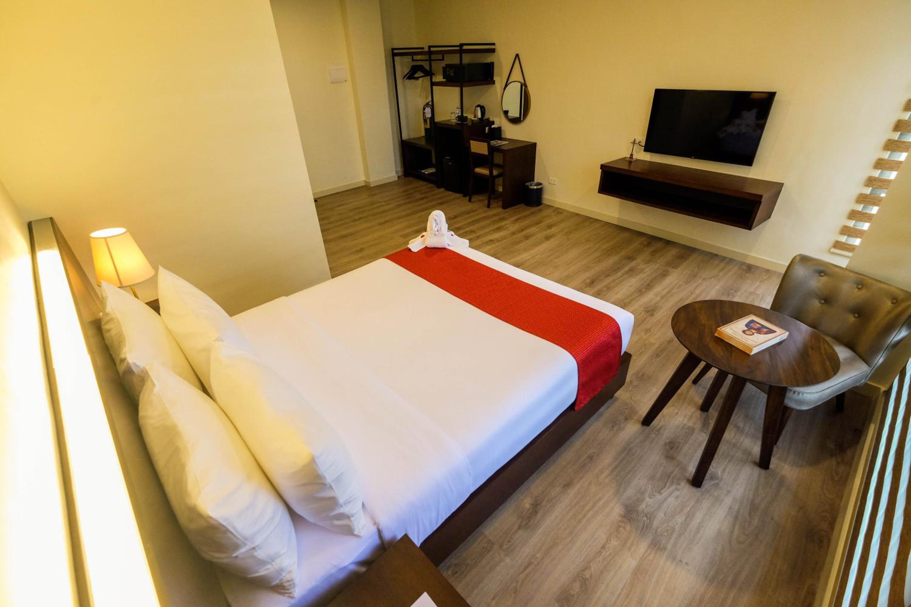 Deluxe Queen Suite - Photo 3