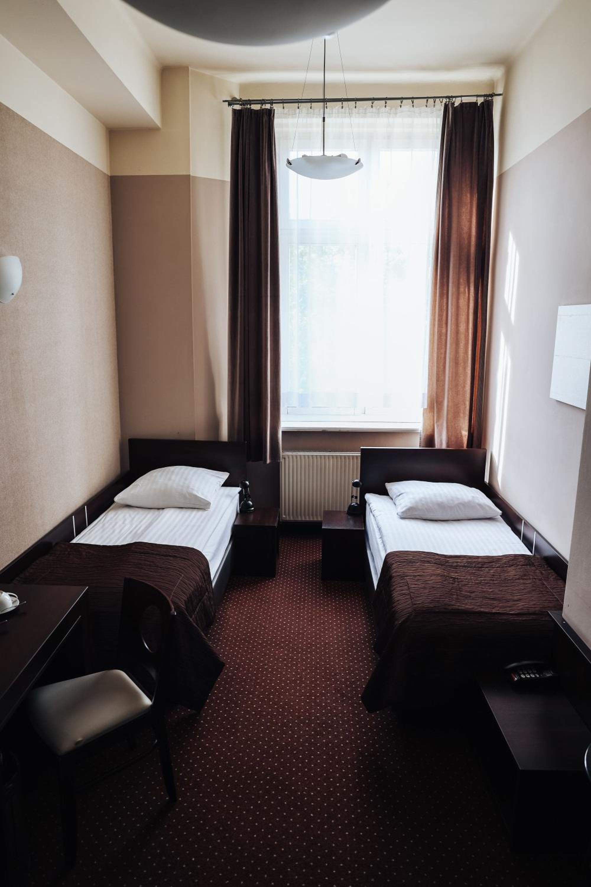 Standard Twin Room - Photo 8