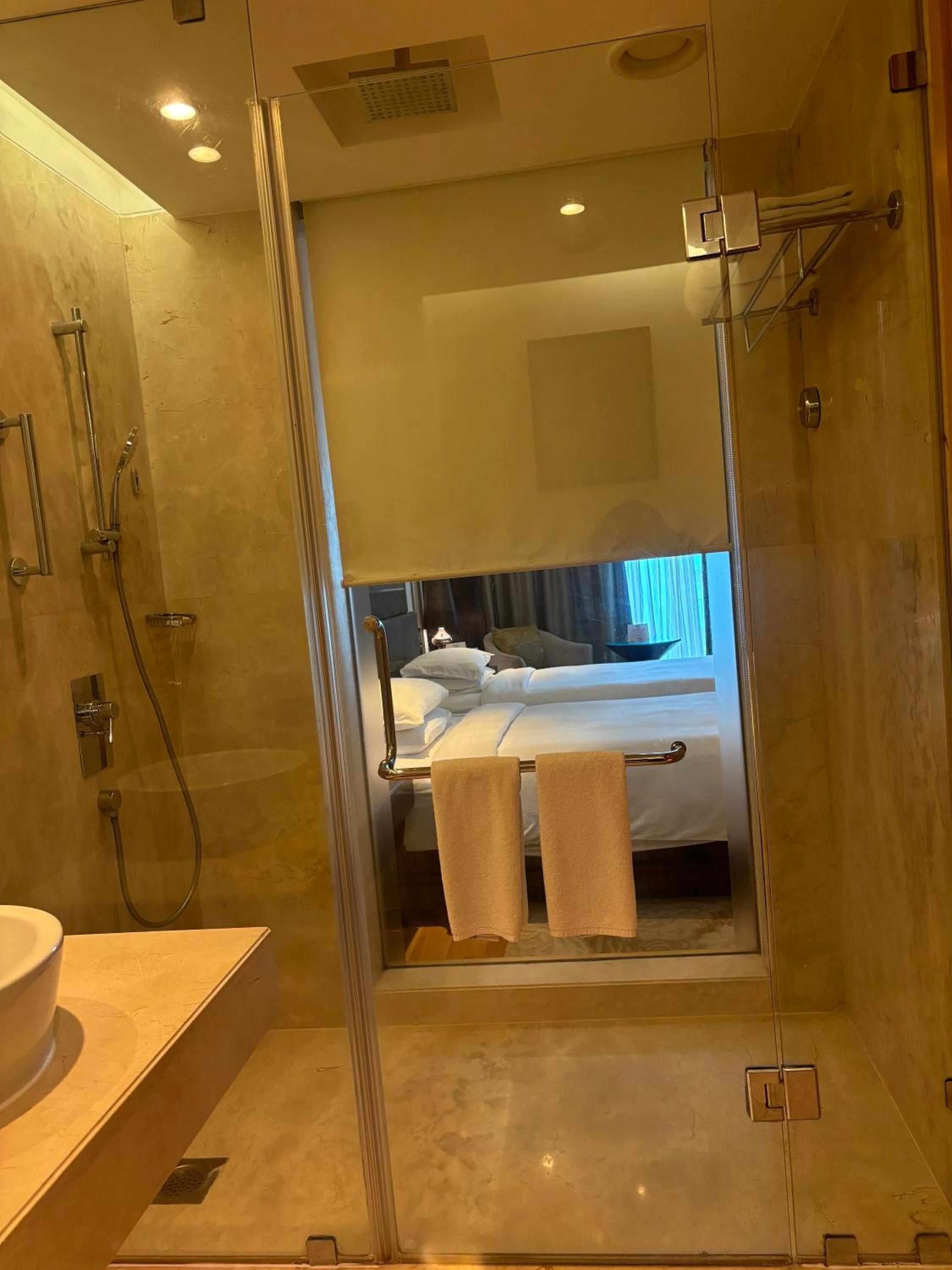 Deluxe King Room - 15% off on One-way Airport Transfers, Spa, Food & Beverage & Laundry