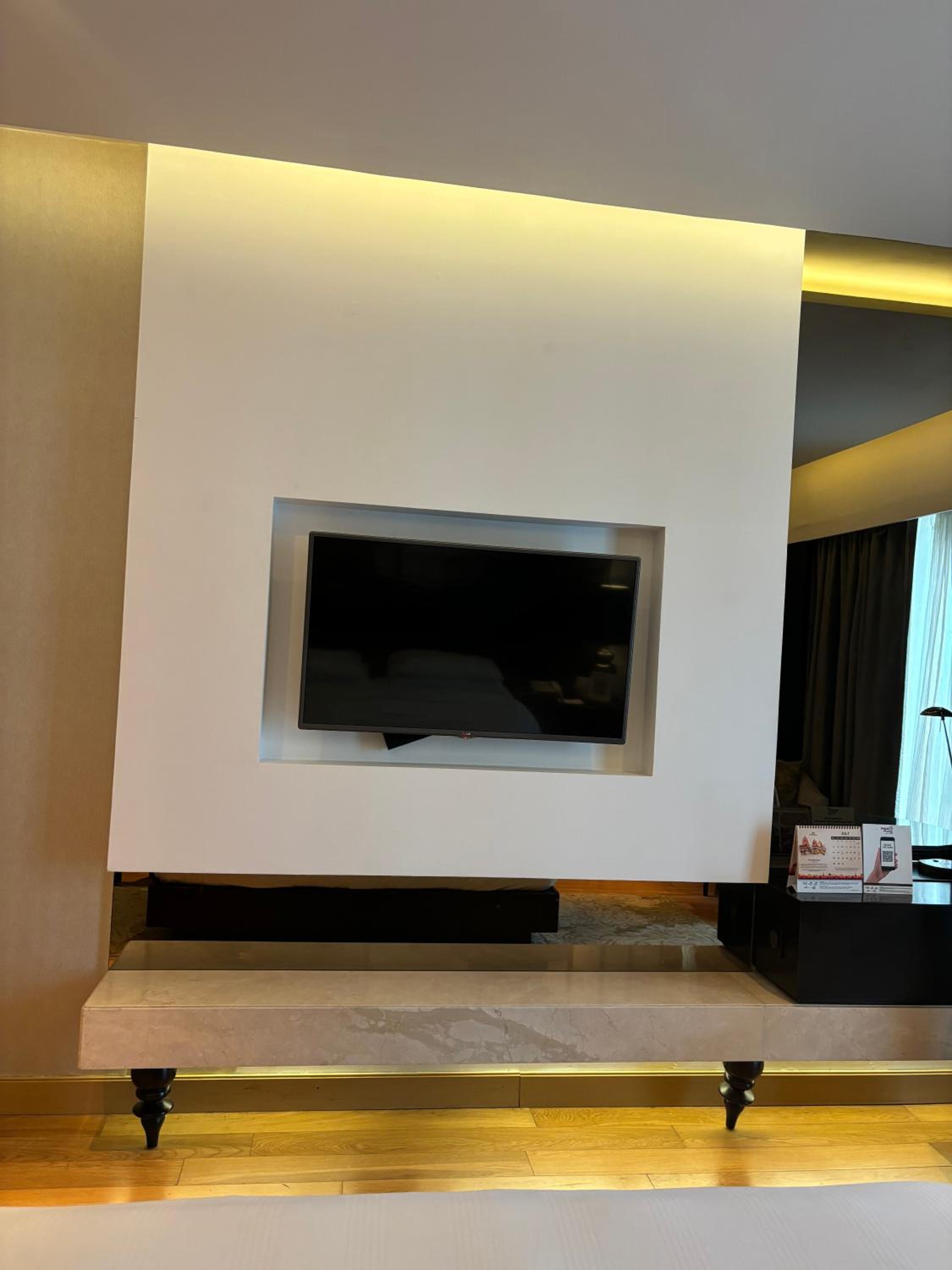 Deluxe King Room - 15% off on One-way Airport Transfers, Spa, Food & Beverage & Laundry