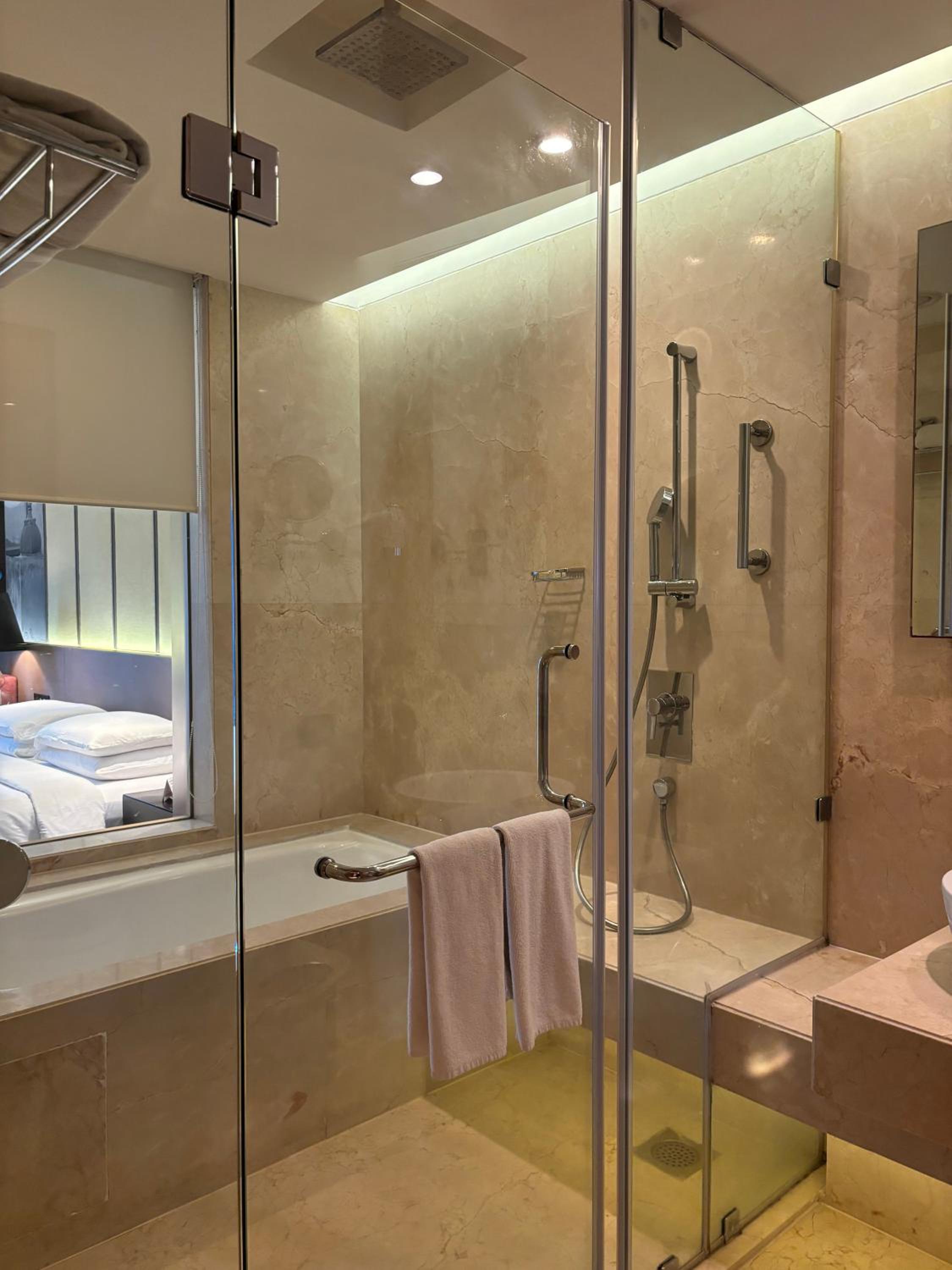 Superior King - 15% off on One-way Airport Transfers, Spa, Food & Beverage & Laundry thumbnail 6