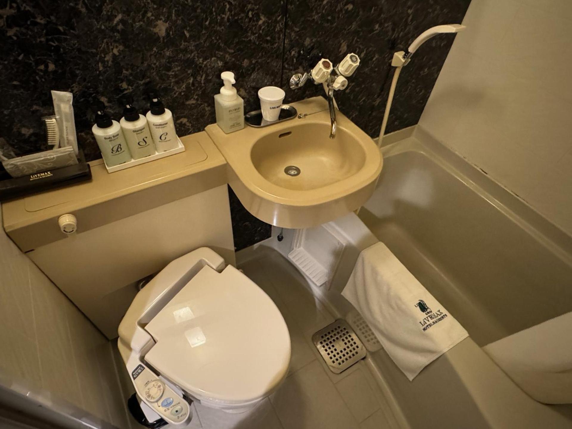 Twin Room - Non-Smoking - Photo 2