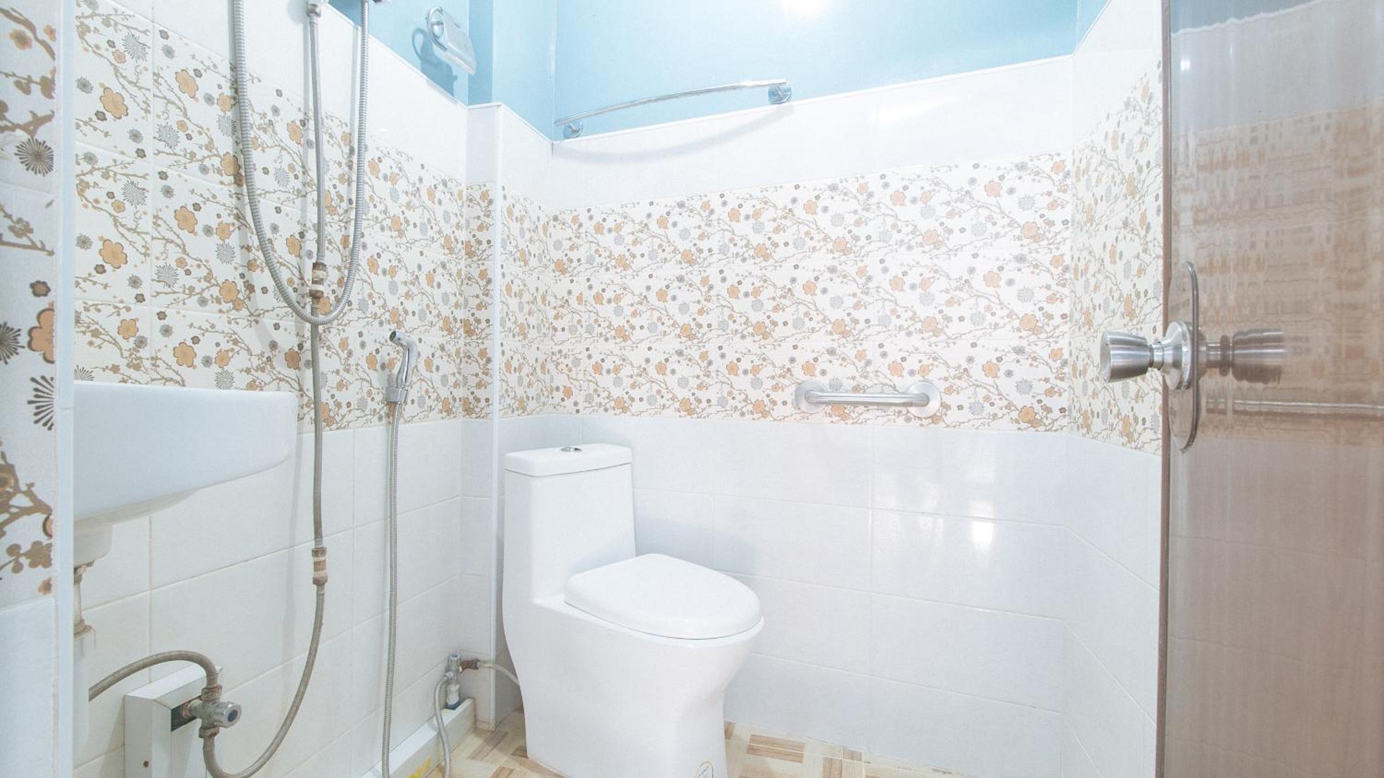 Standard Double Room - Photo 13