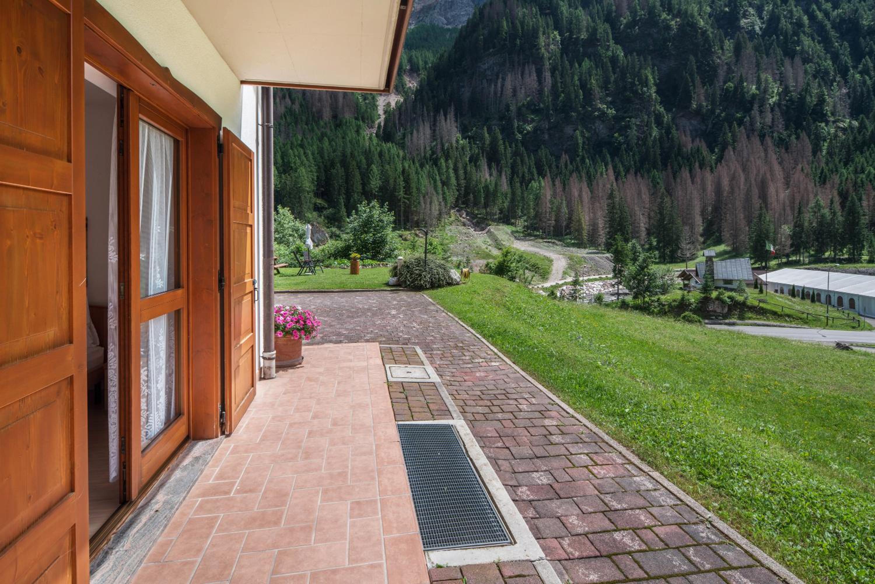 Two-Bedroom Apartment with Mountain View photo 2