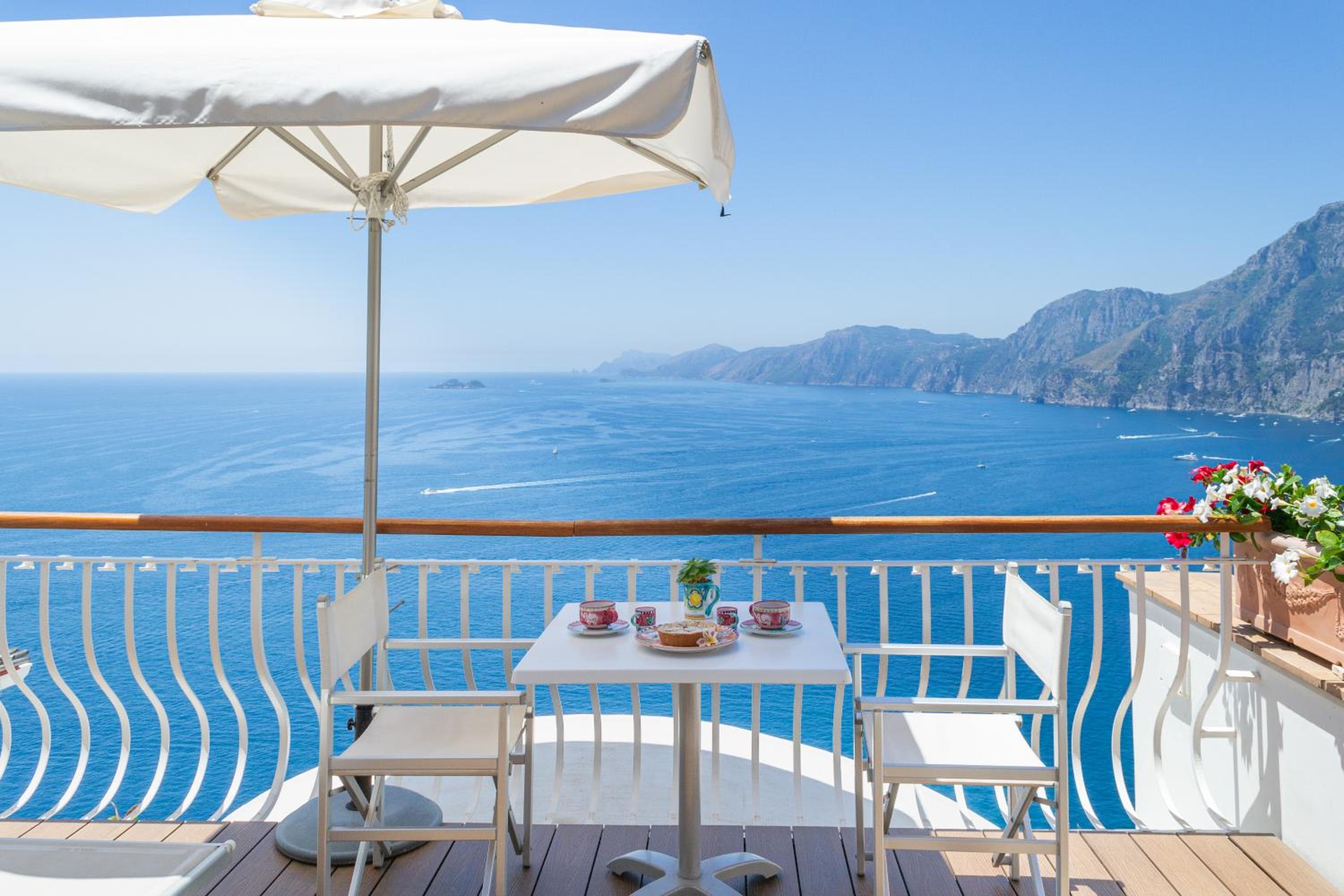Deluxe Double Room with Balcony and Sea View photo 3