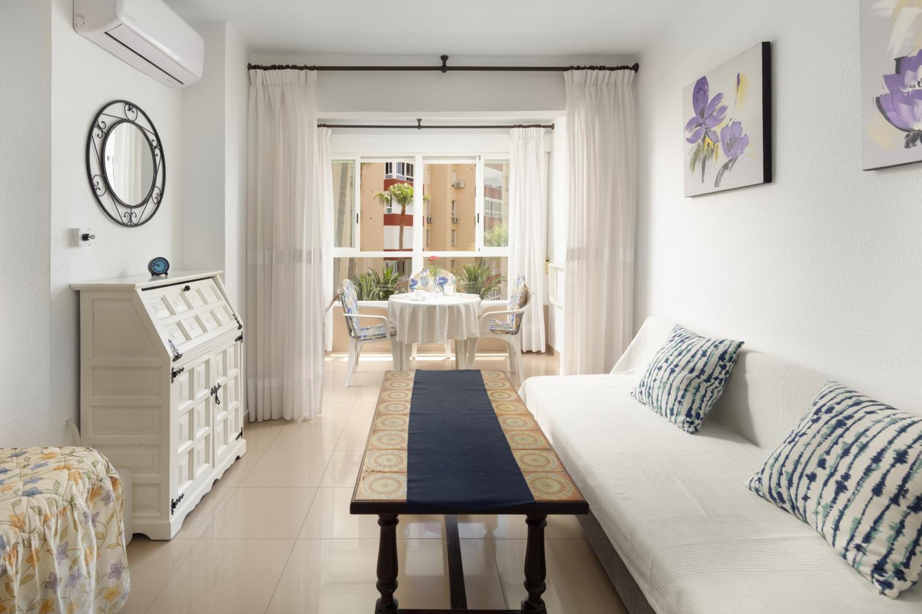 Estudio con sofá cama