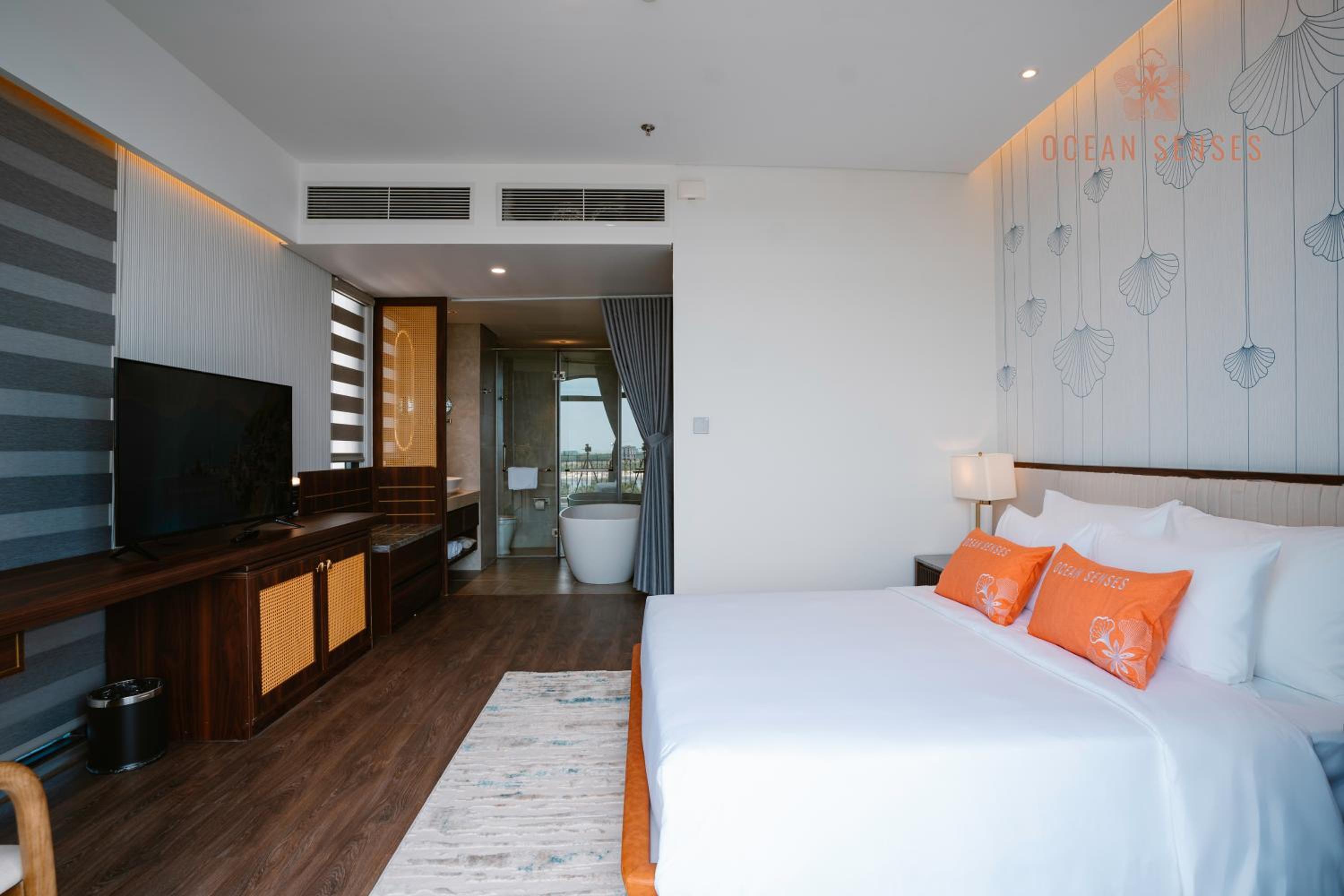 Suite - Photo 14