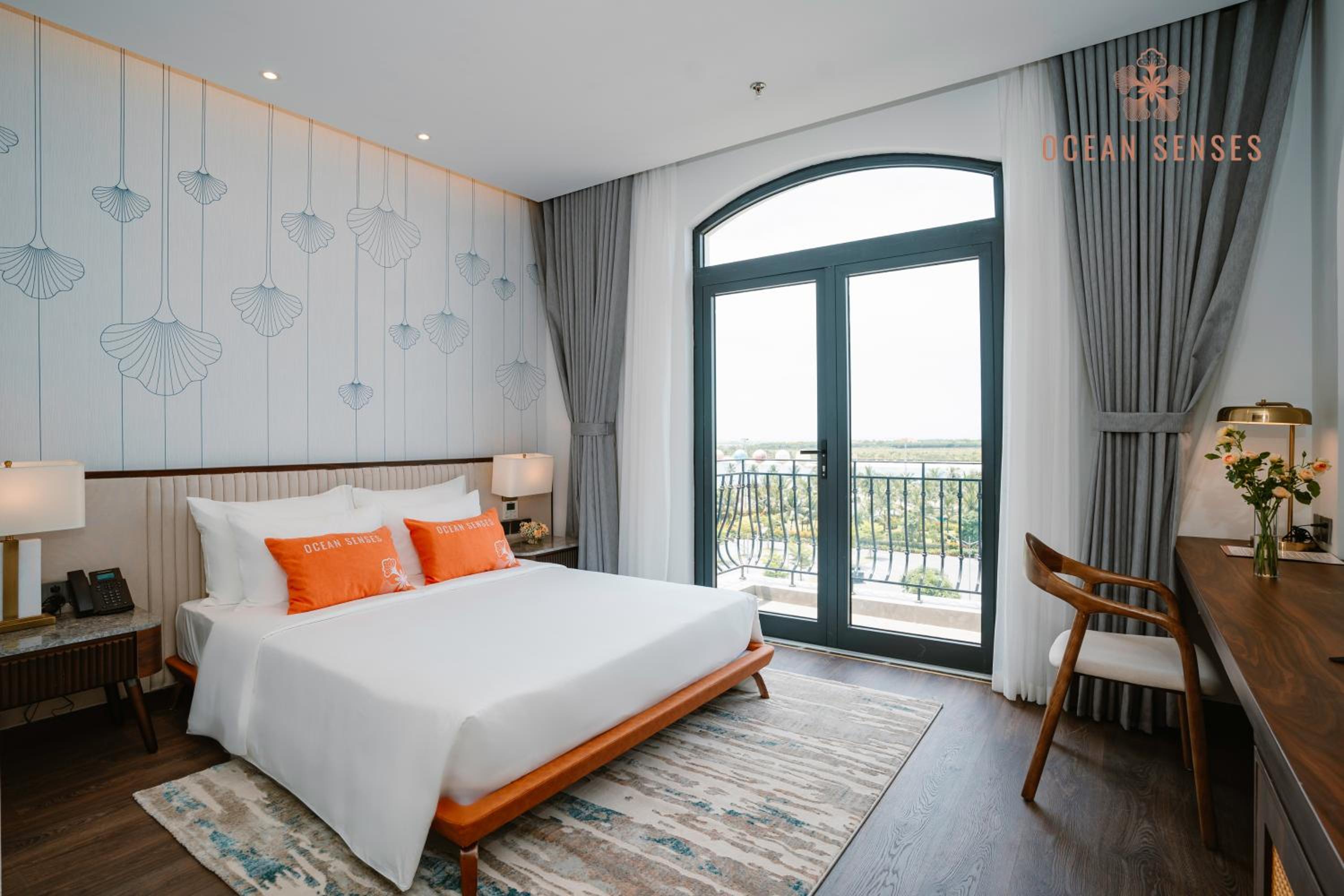 Suite - Photo 11
