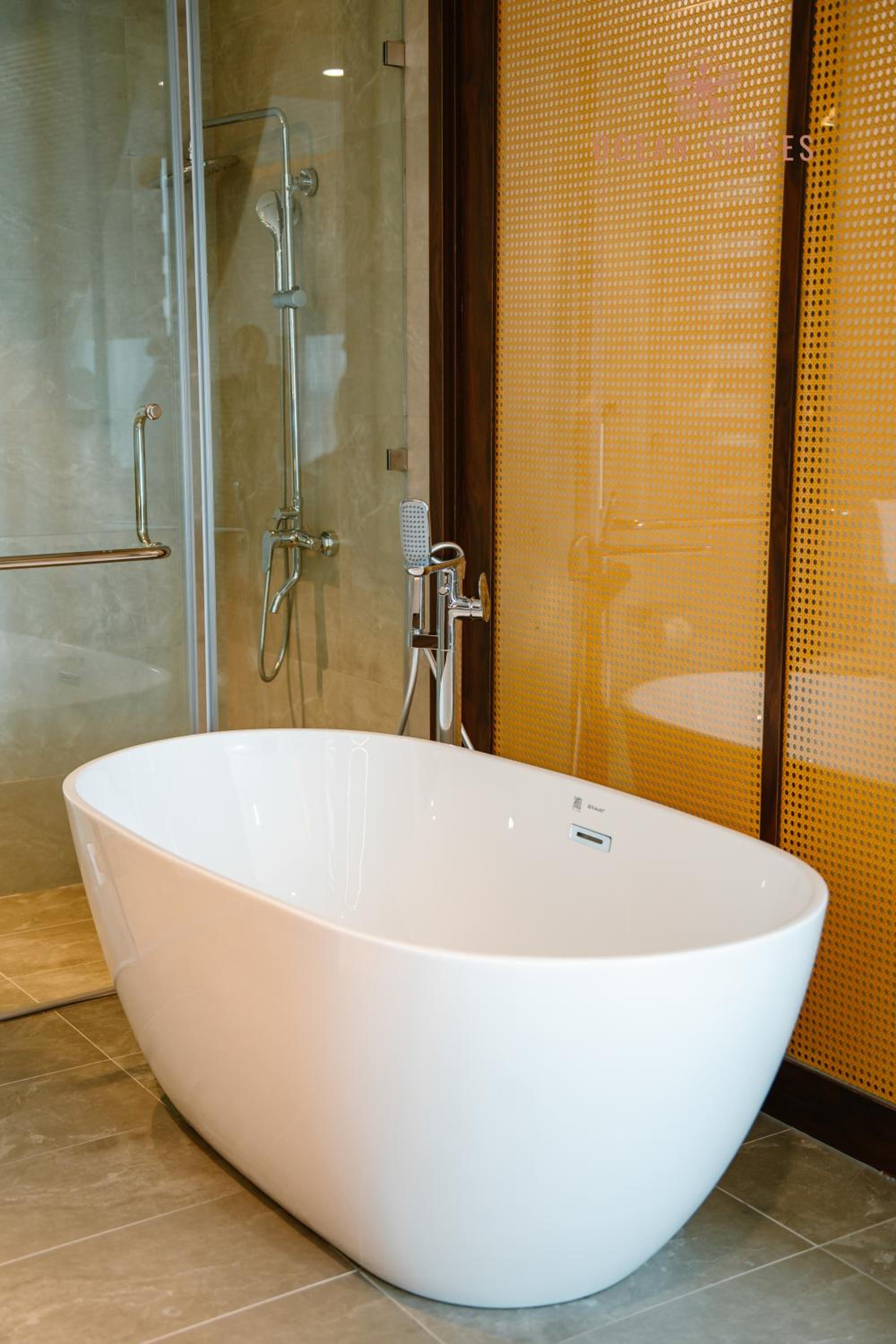 Suite - Photo 15