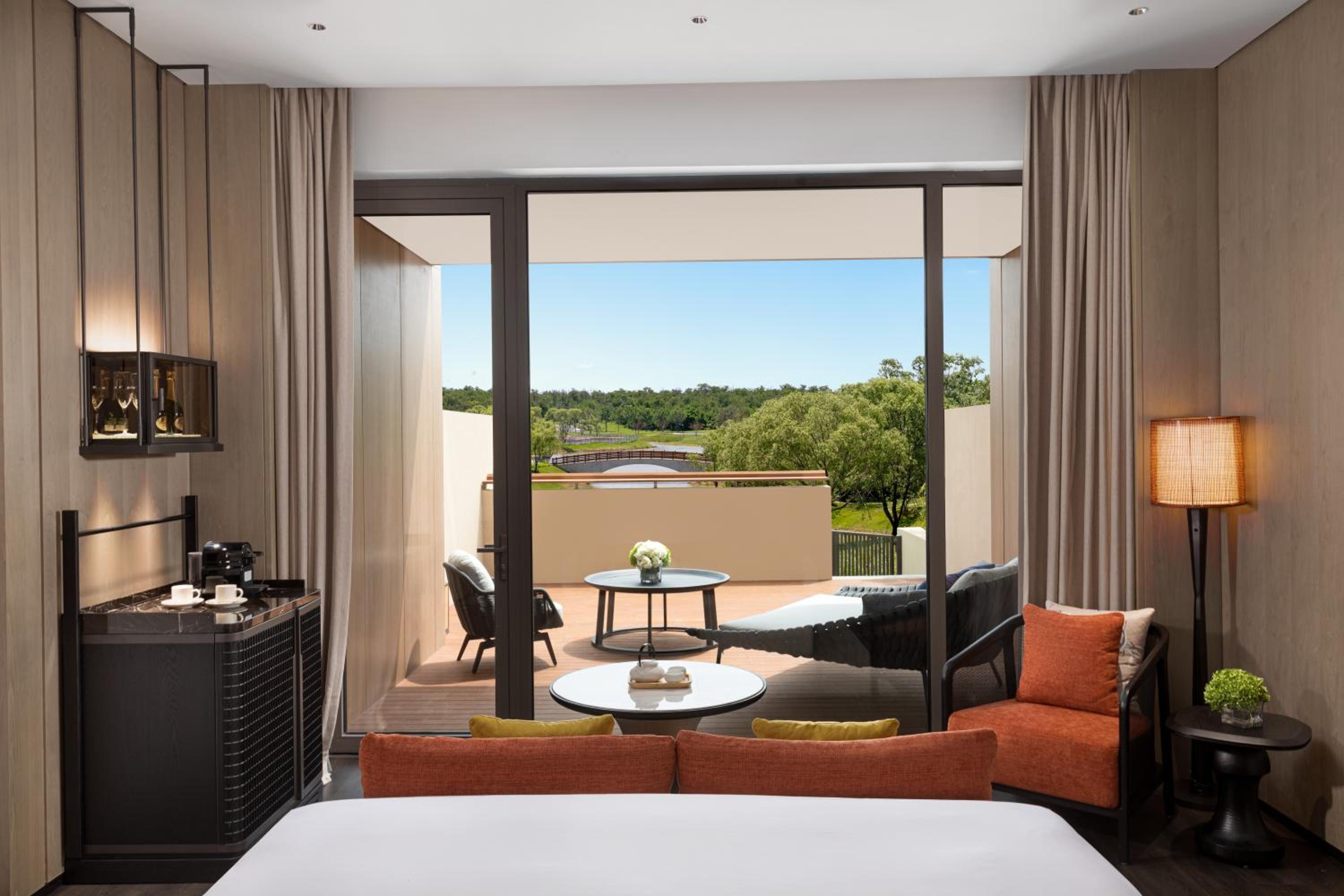 Standard King Room with Courtyard Access - Pet Friendly photo 2