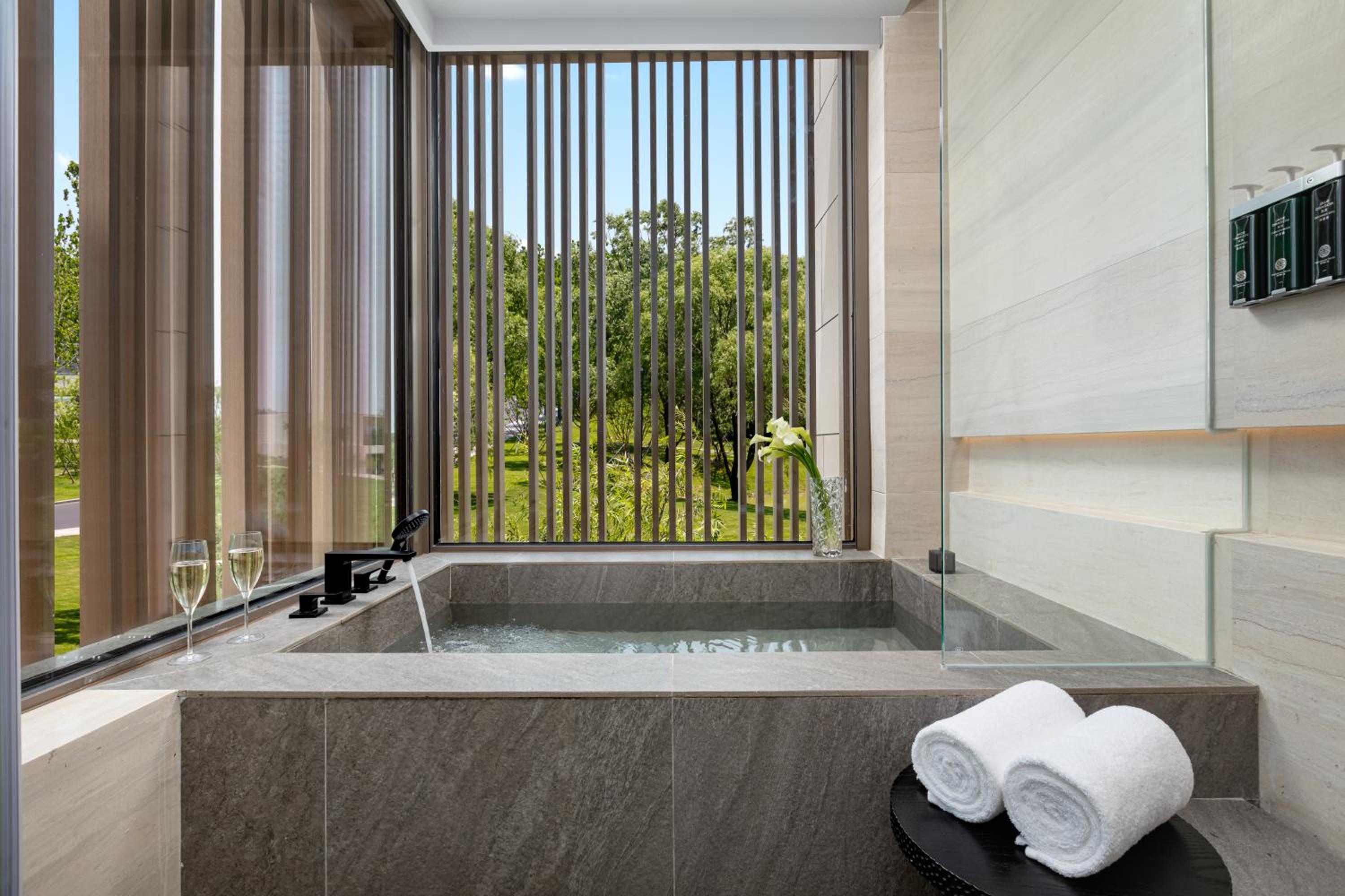 1 King One-Bedroom Suite Private Hot Spring photo 3