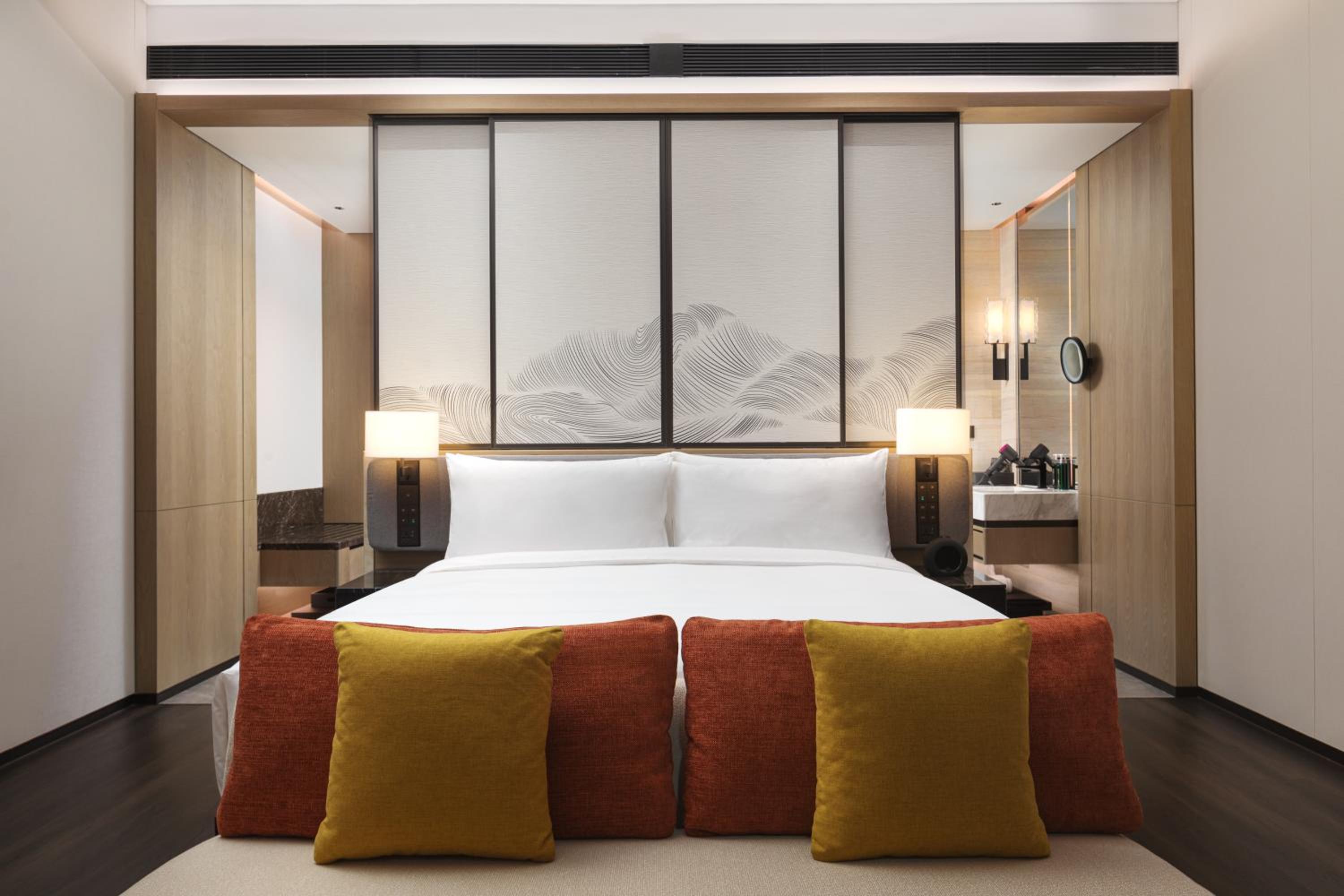 Standard King Room with Courtyard Access - Pet Friendly photo 3