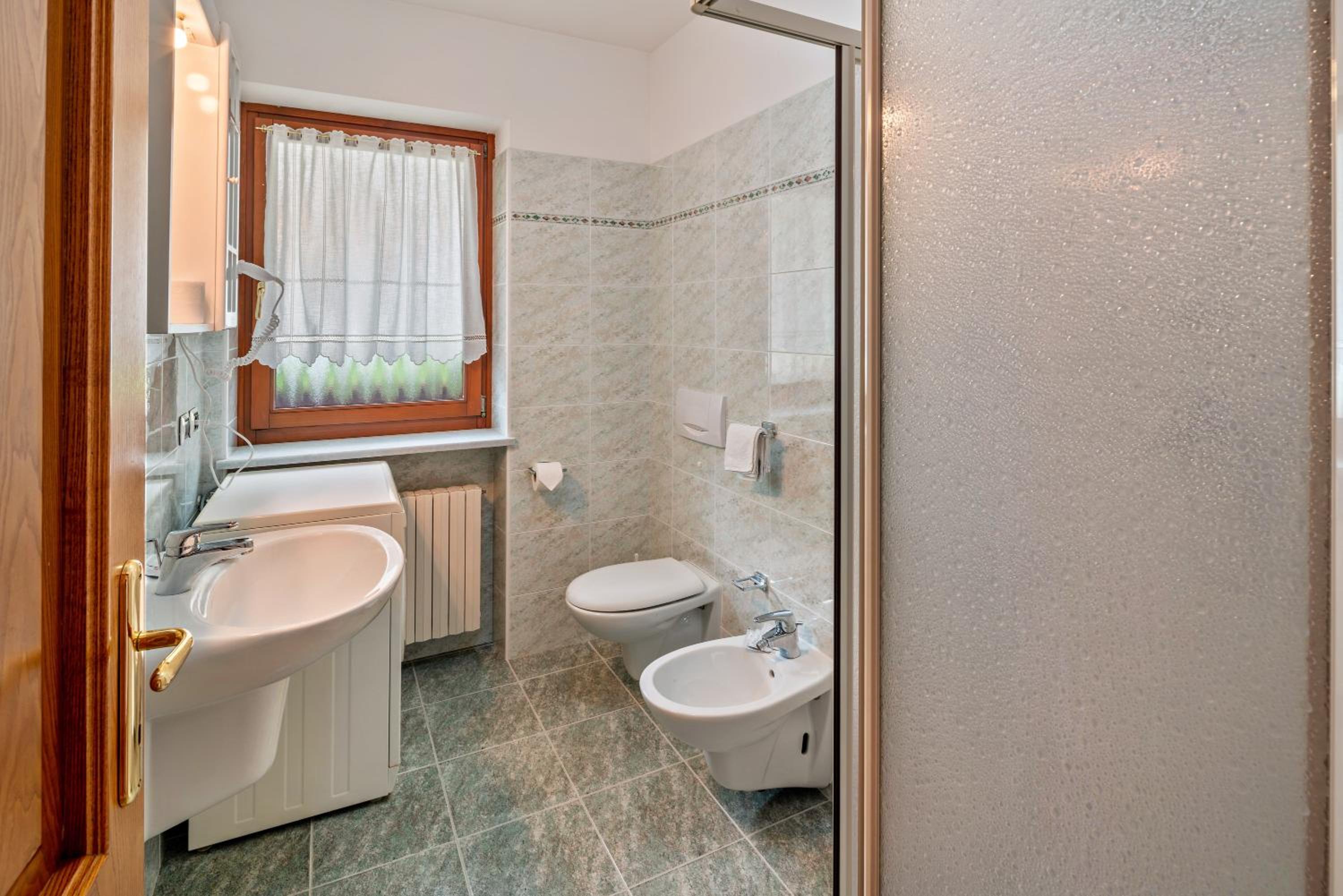 Two-Bedroom Apartment with Mountain View photo 3