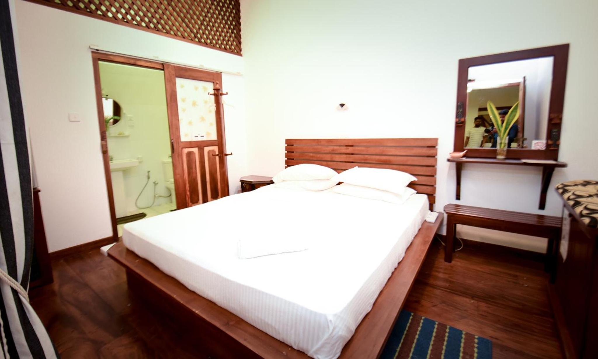Deluxe King Room - Photo 2