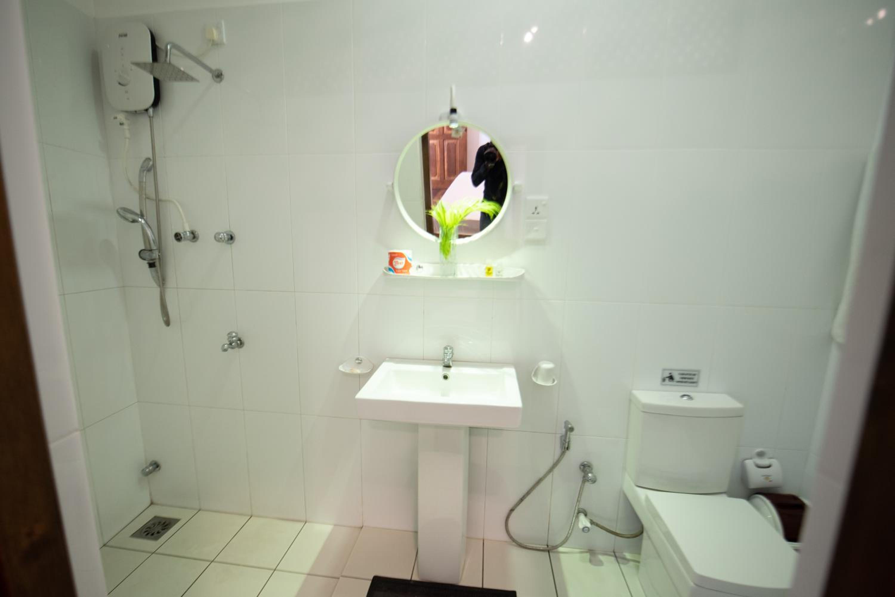 Deluxe King Room - Photo 7