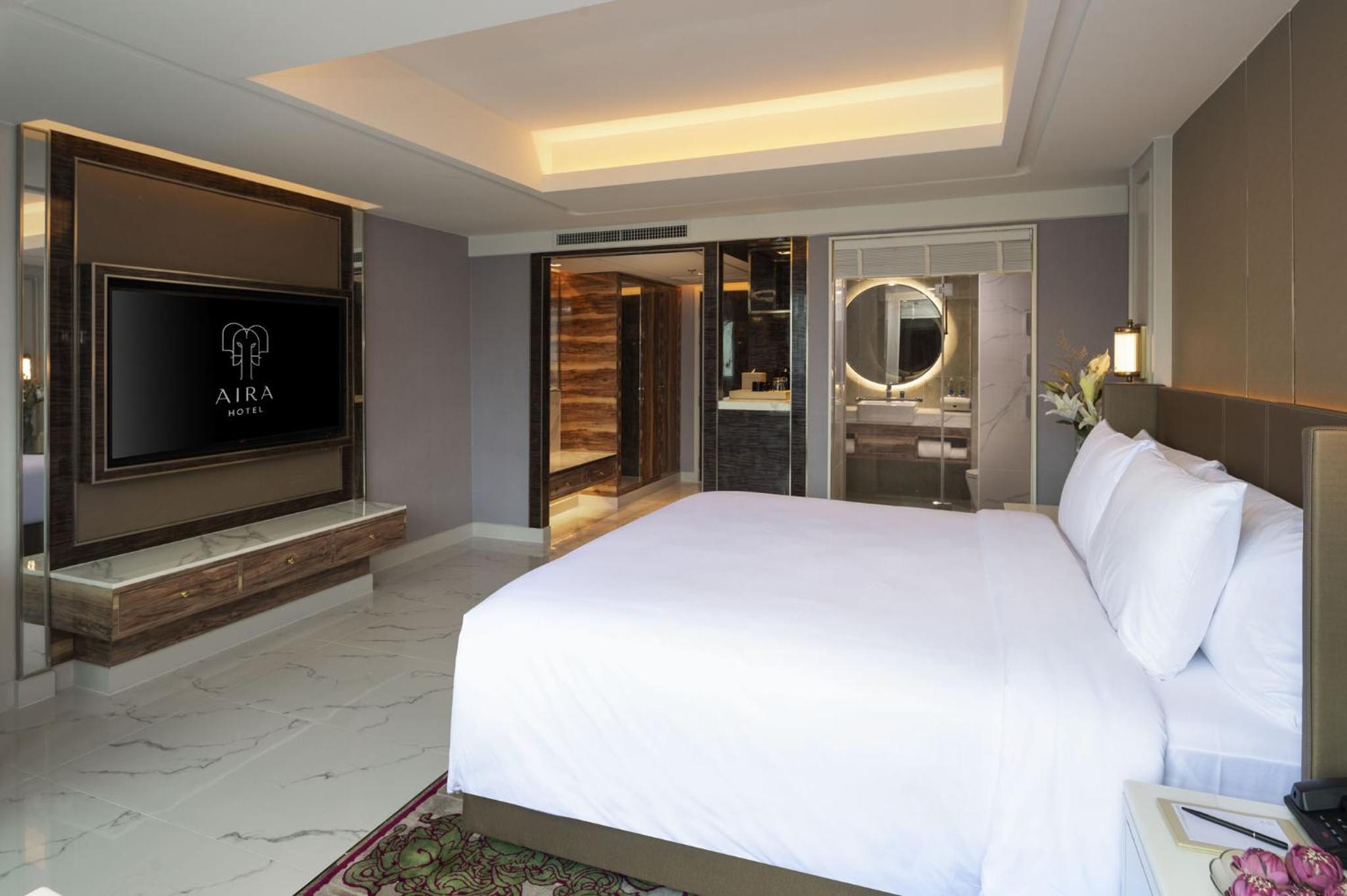 Premier King room with City View photo 2