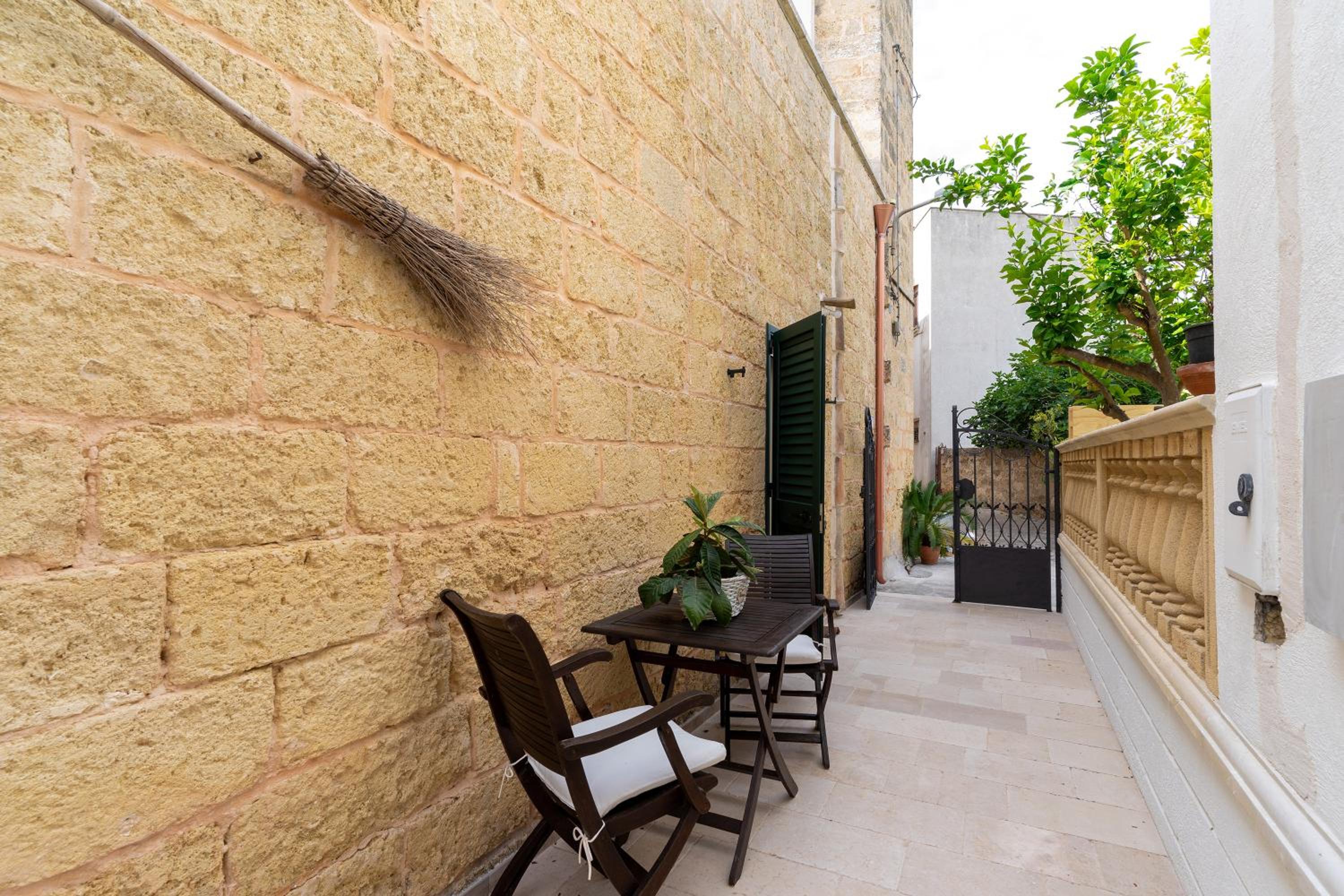 Two-Bedroom Deluxe Apartment with Balcony photo 2