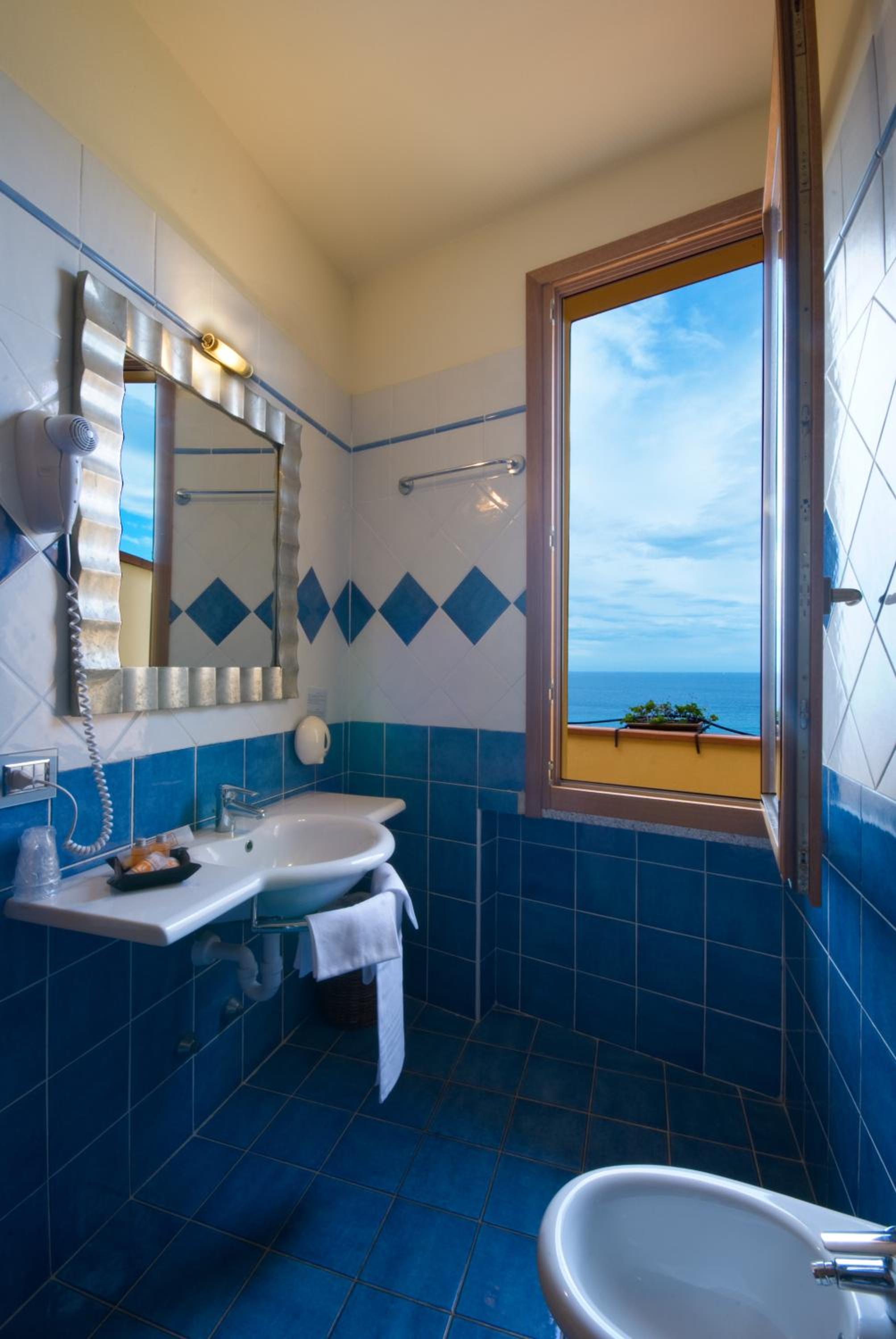 Double Room with Sea View - Photo 5