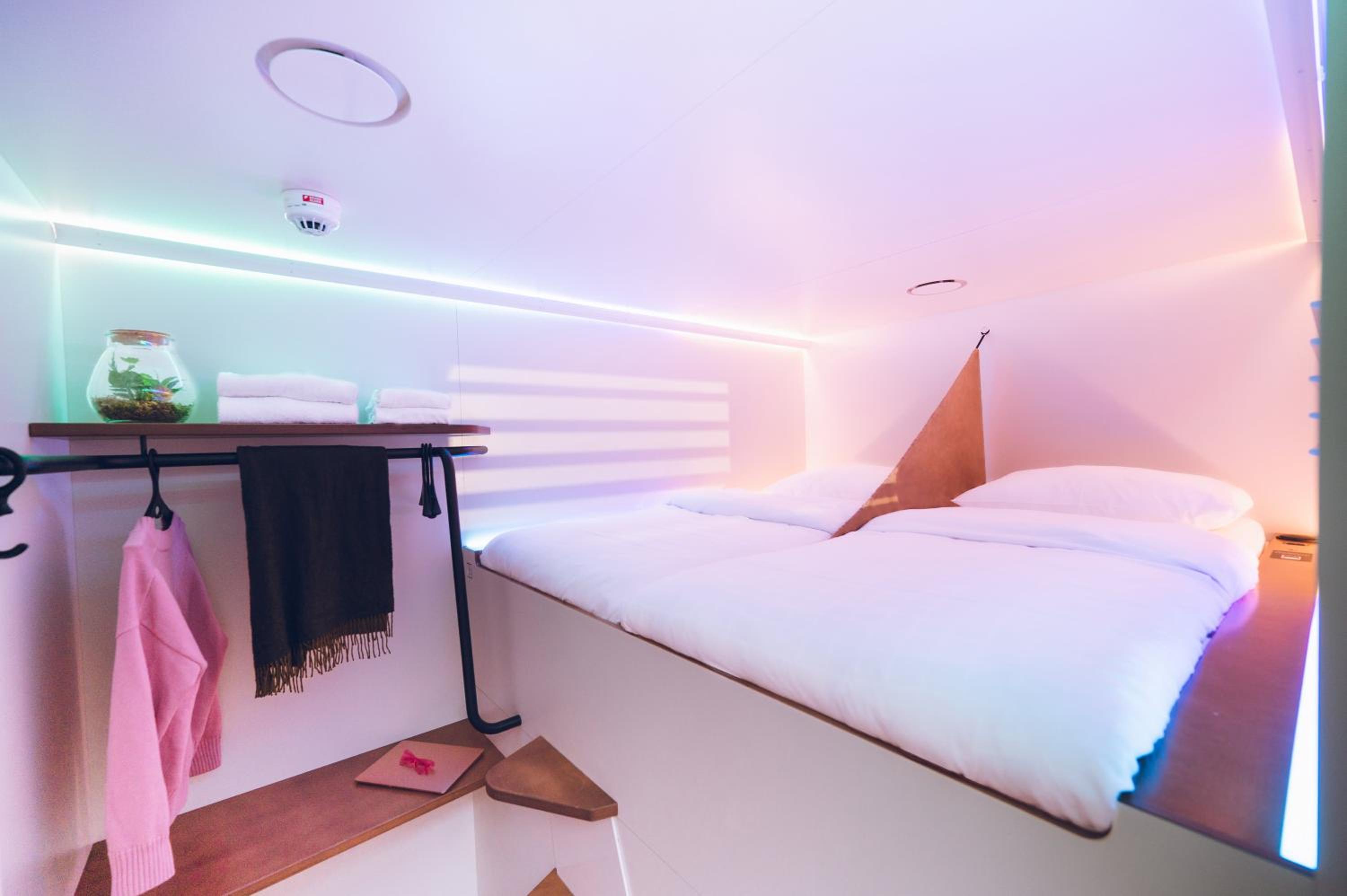 Twin Hub with shared bathroom