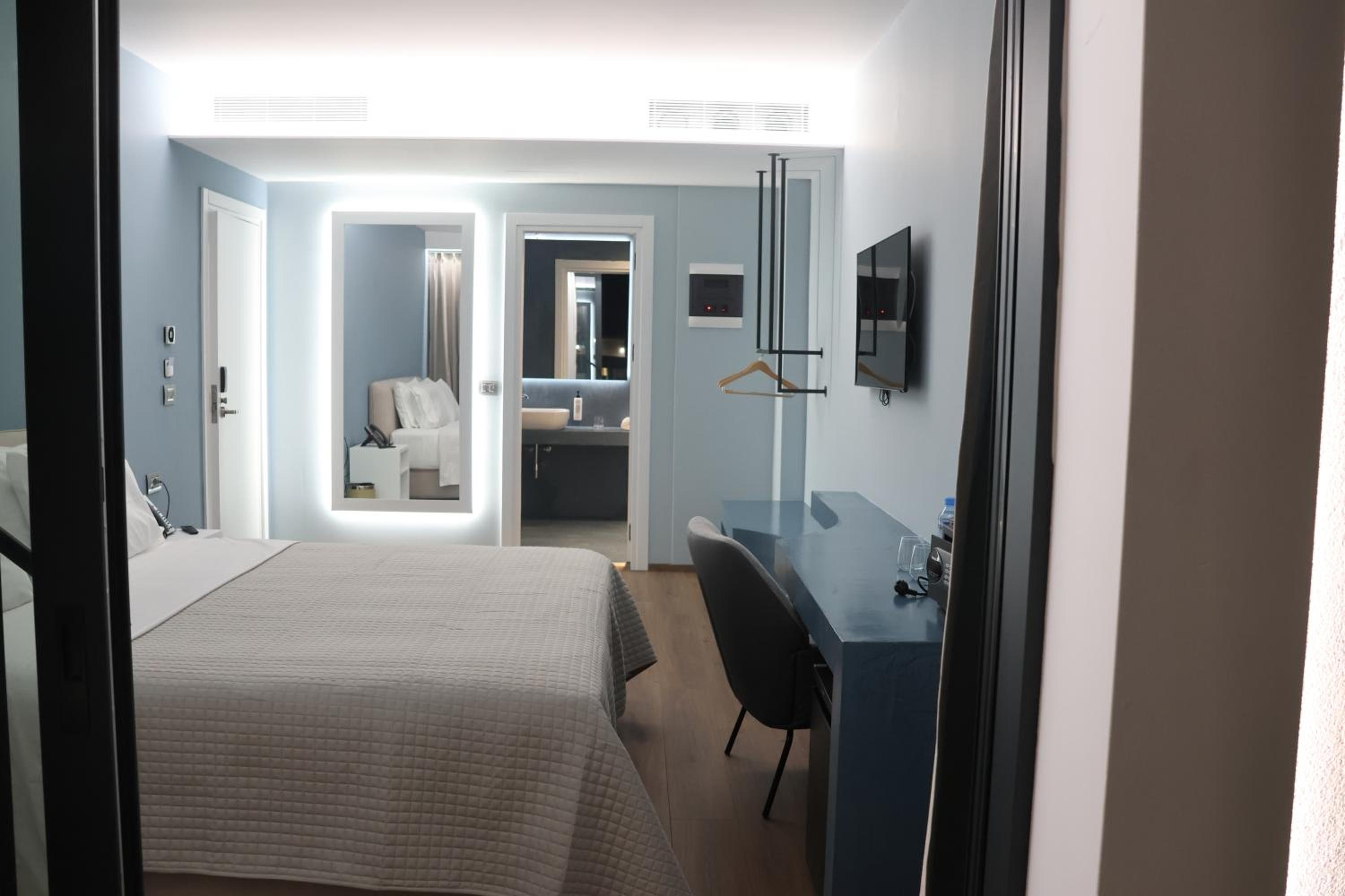 Deluxe Double Room with Balcony and Sea View