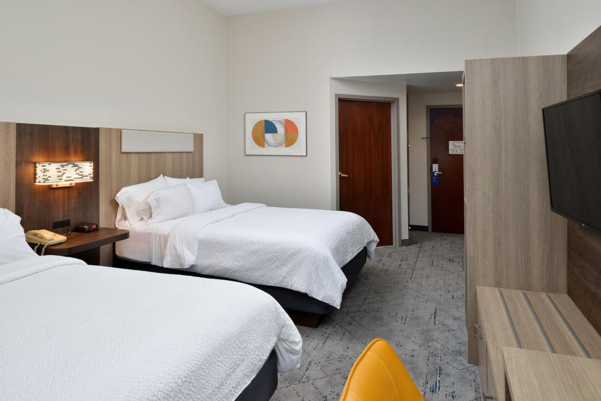Standard Room with Two Queen Beds - Photo 5