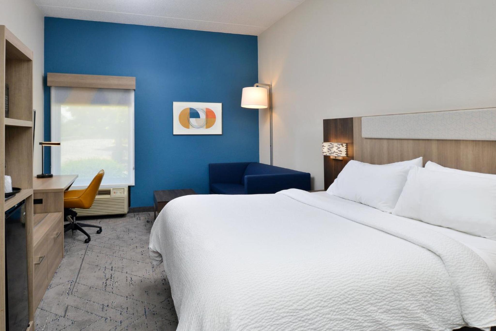 Standard King Room with Sofa Bed - Photo 5