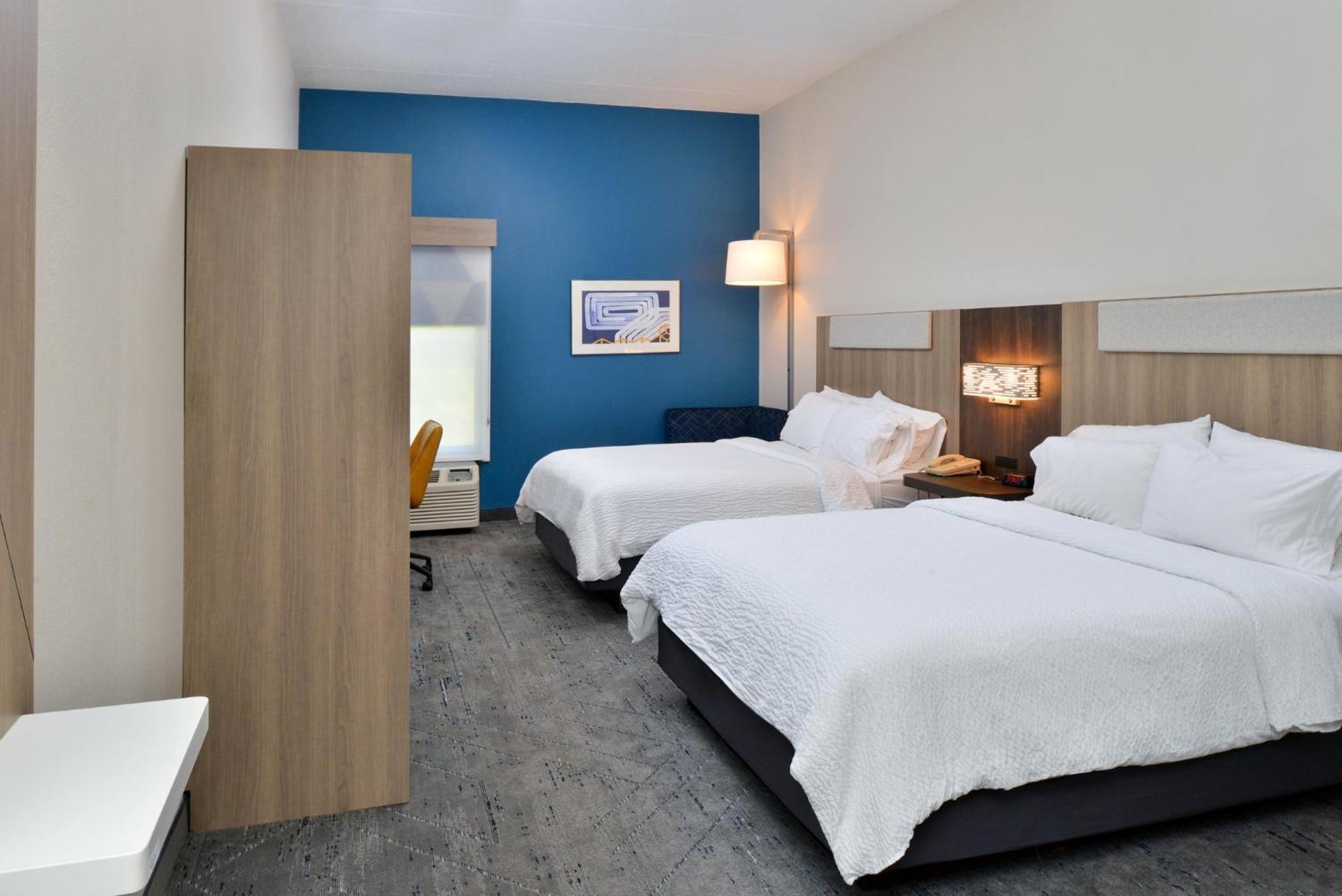 Standard Room with Two Queen Beds - Photo 4