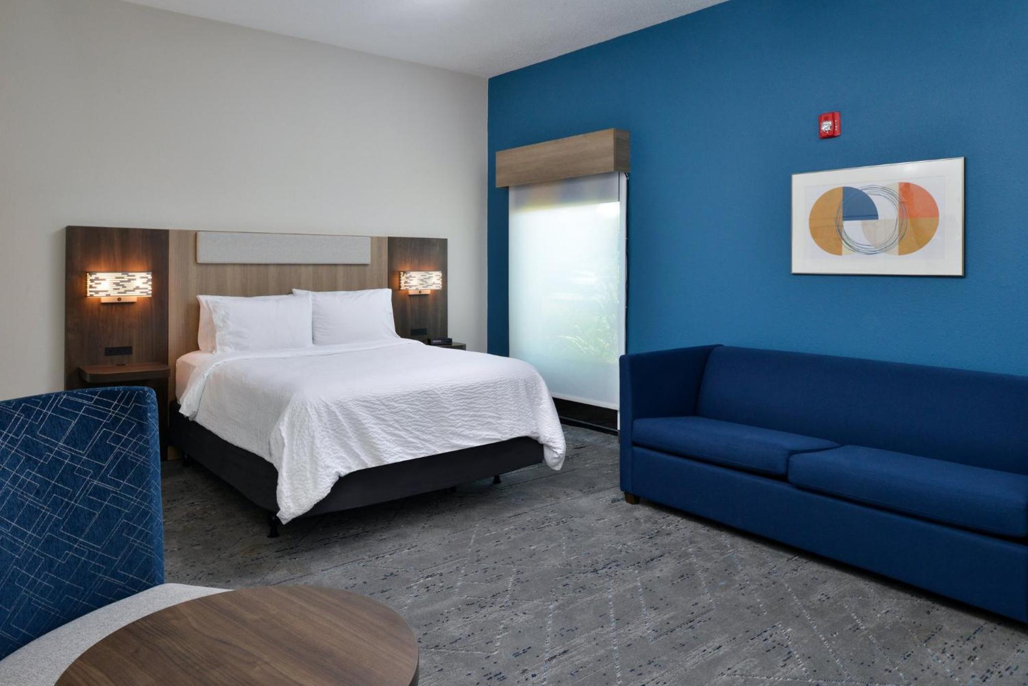Standard King Room with Sofa Bed - Photo 11