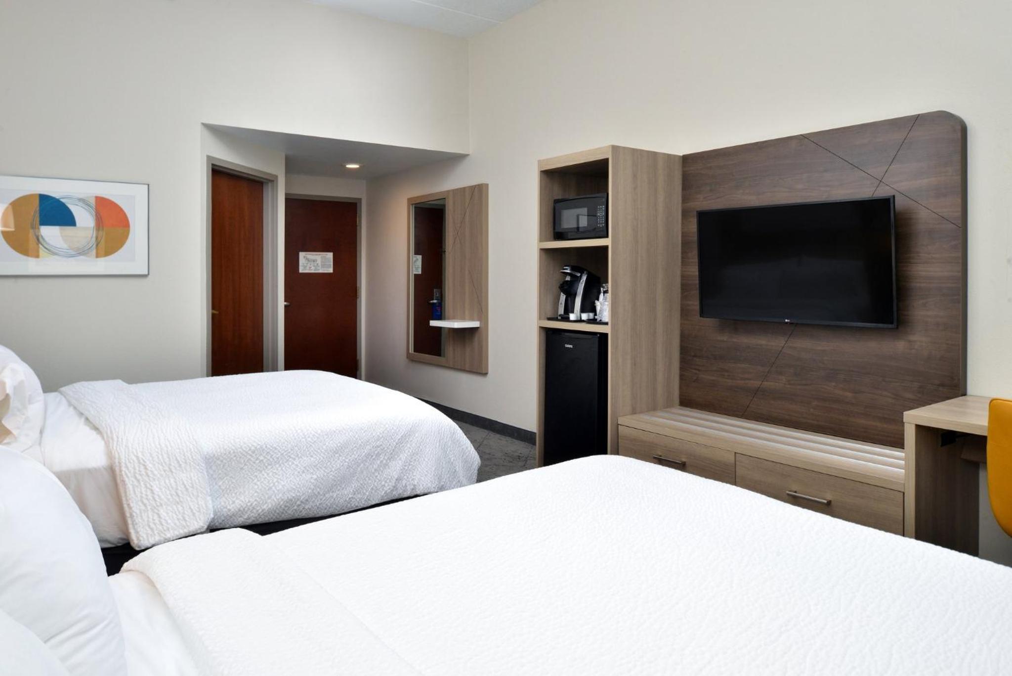 Standard Room with Two Queen Beds - Photo 3