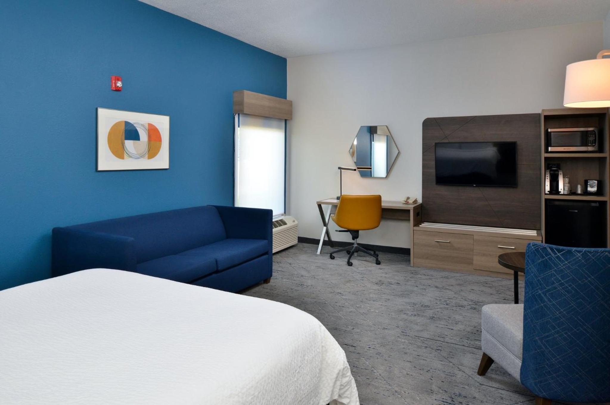 Standard King Room with Sofa Bed - Photo 9