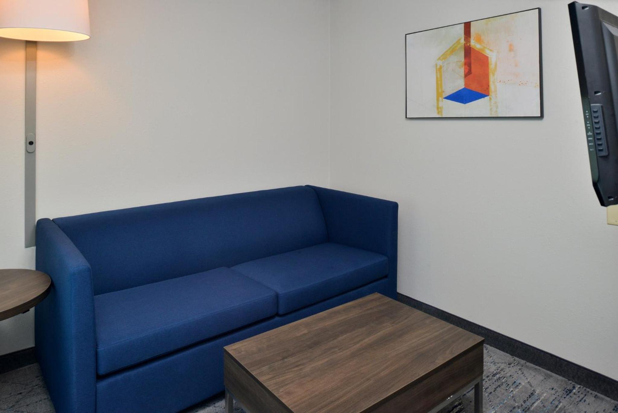 Standard King Room with Sofa Bed - Photo 6