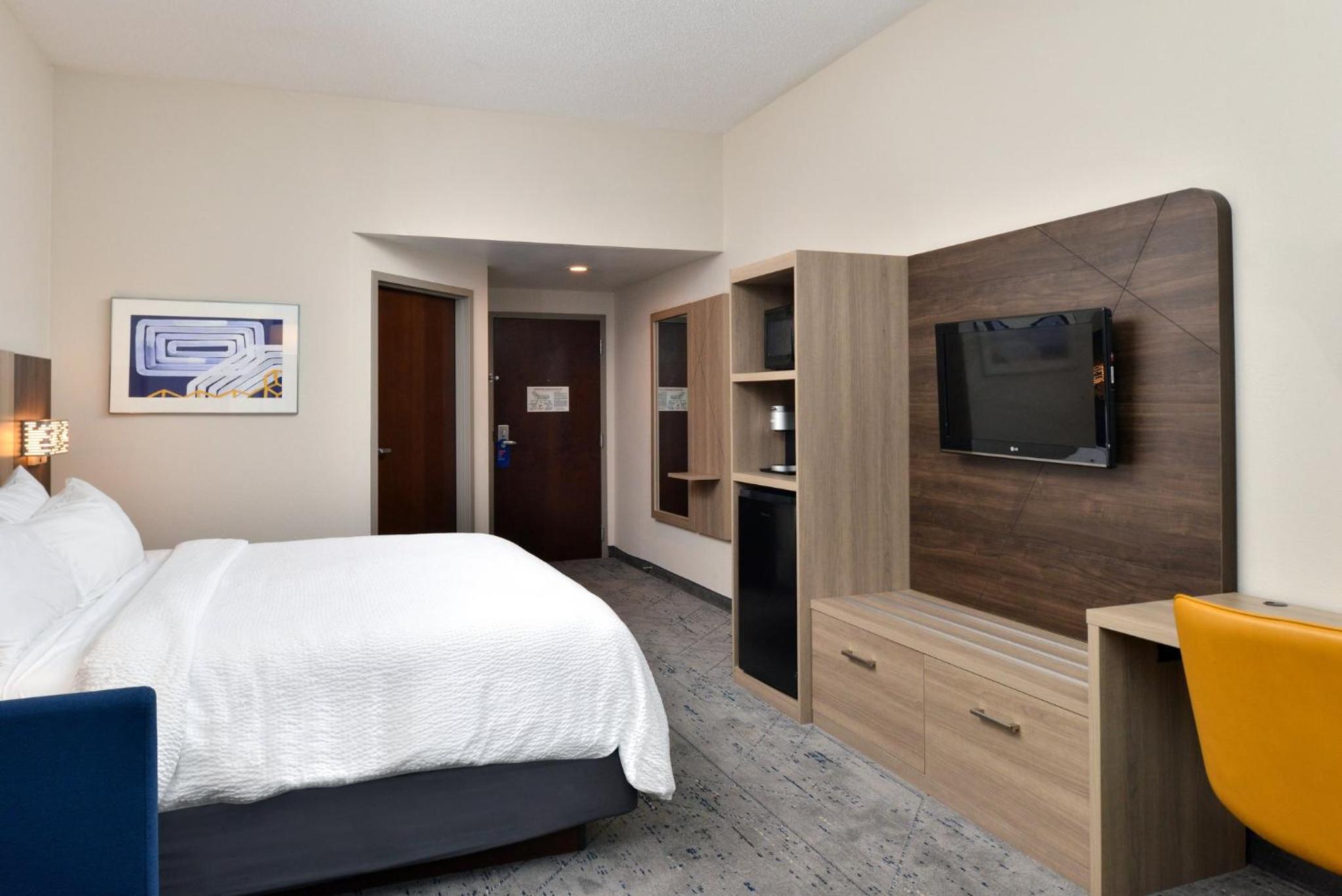 Standard King Room with Sofa Bed - Photo 12