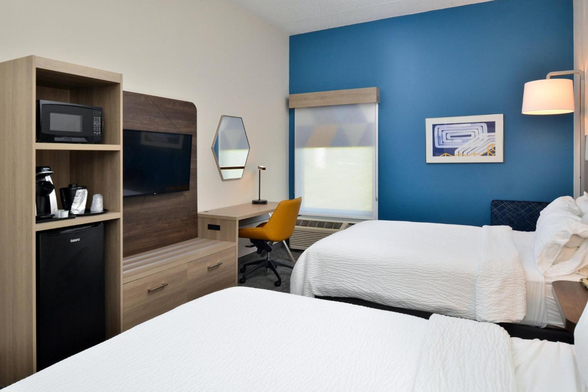 Standard Room with Two Queen Beds - Photo 1