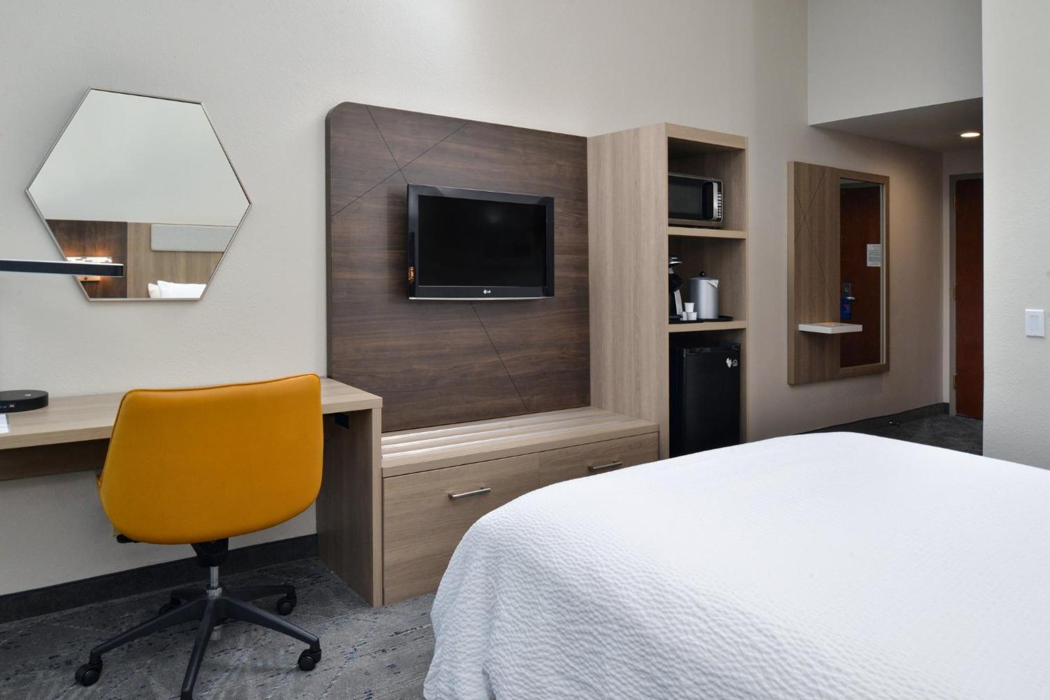 Standard King Room with Sofa Bed - Photo 10