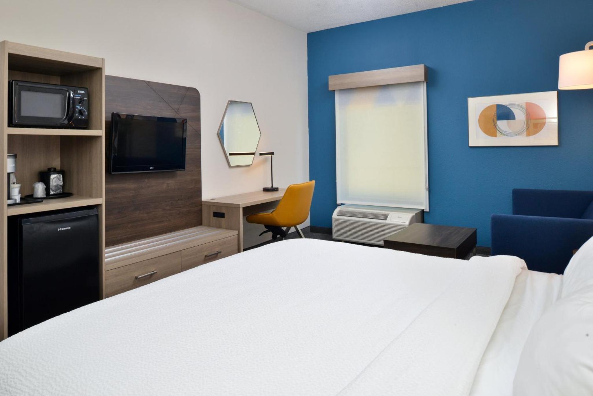 Standard King Room with Sofa Bed - Photo 1