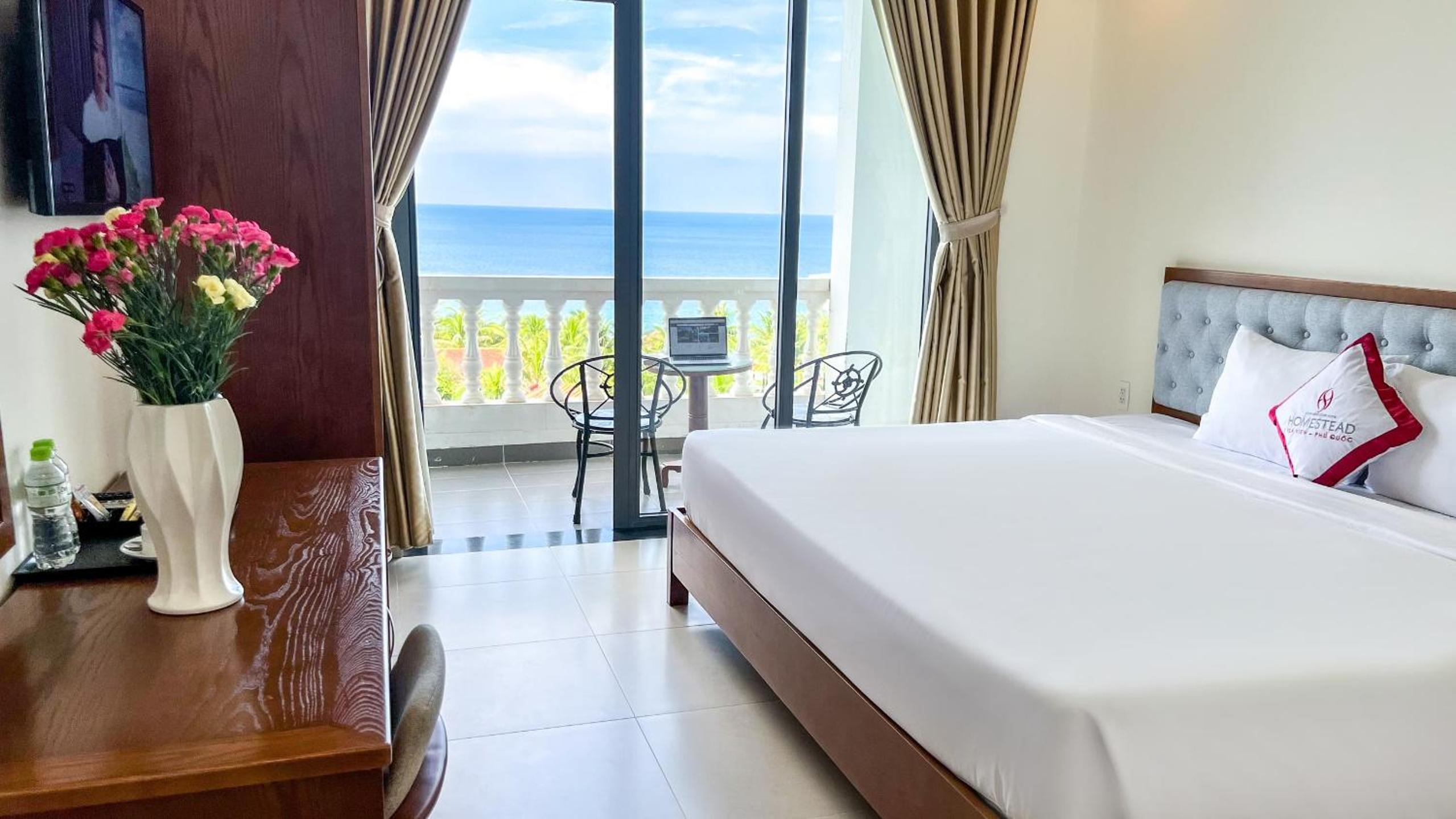 Deluxe Double Room with Sea View - Photo 3