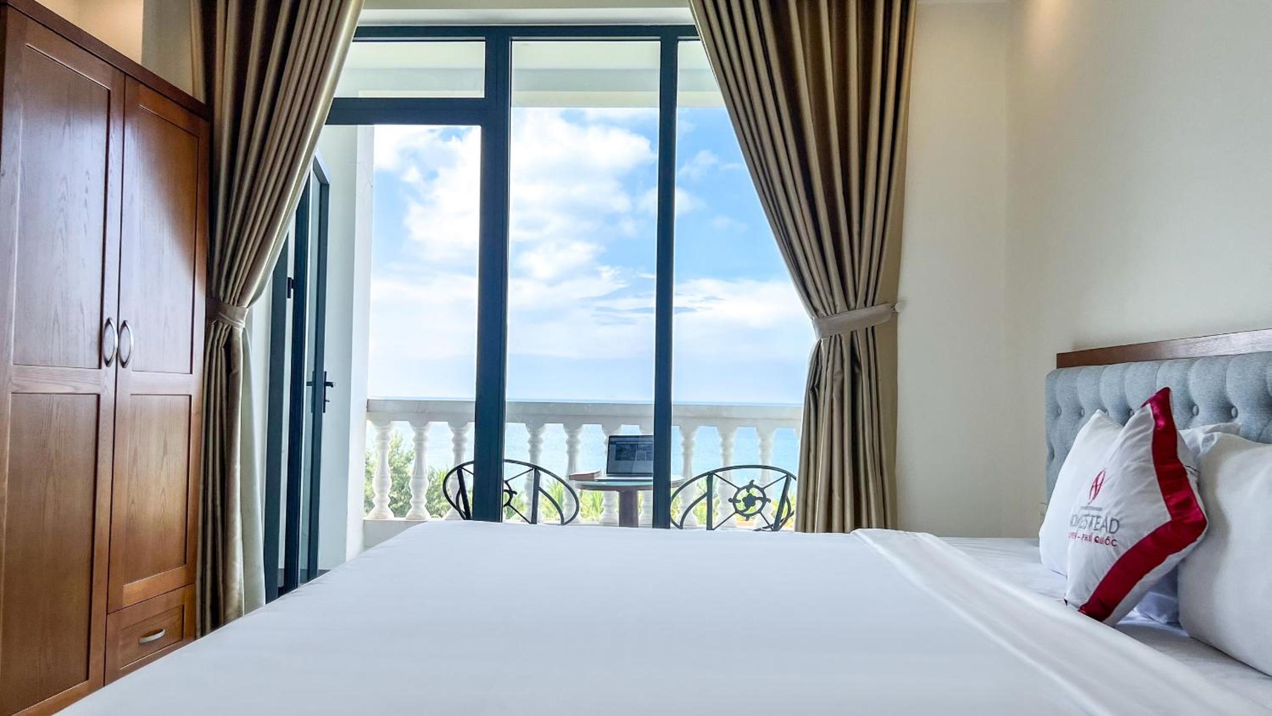 Deluxe Double Room with Sea View - Photo 4
