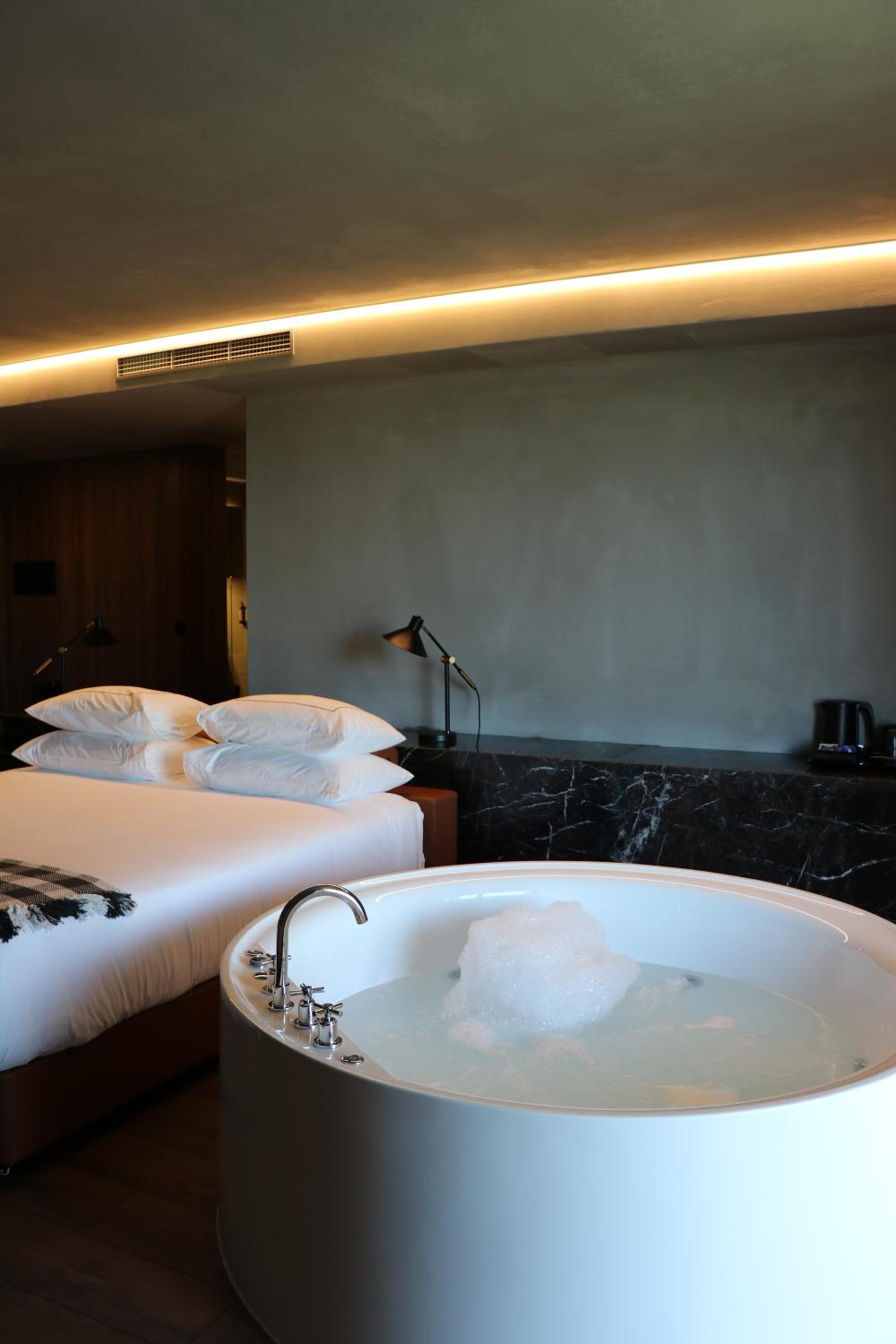 Suite with Jacuzzi and Mountain View - Photo 7