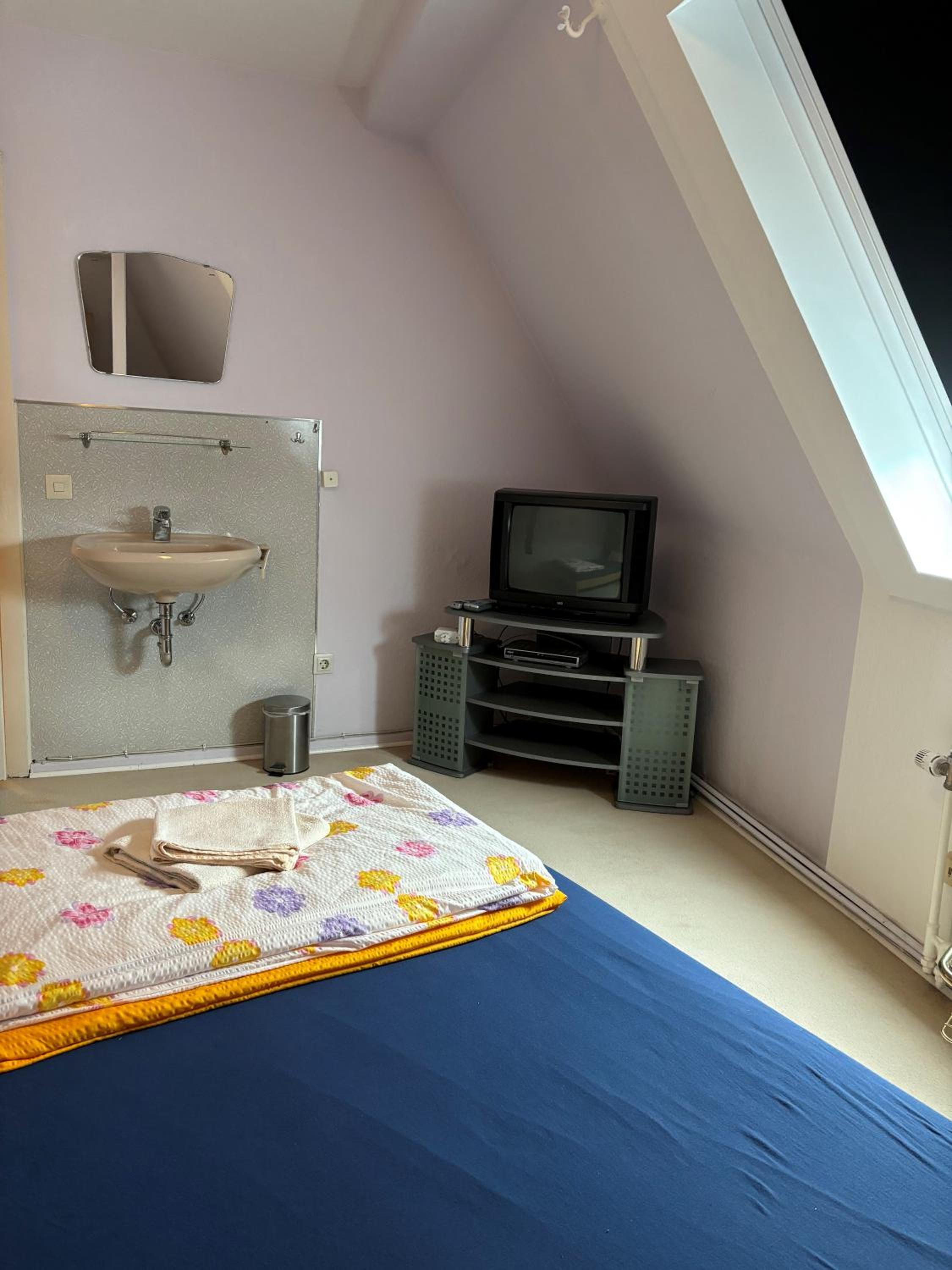 Single Room with Shared Bathroom photo 2