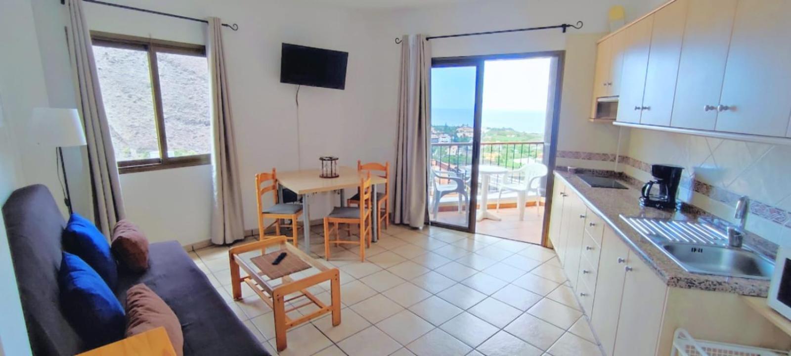 Apartamento de dos habitaciones con balcón y vista al mar