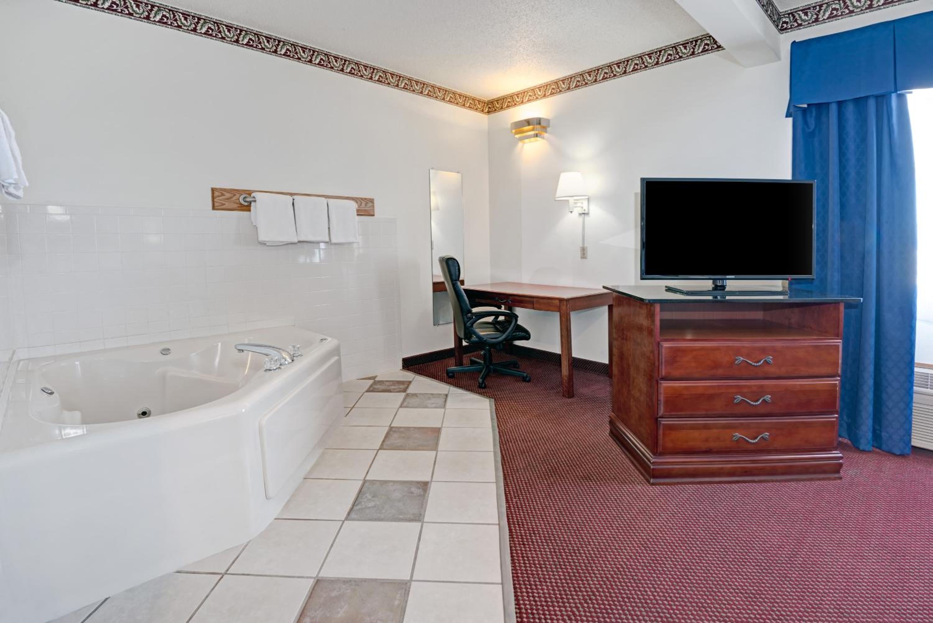 King Suite - Non-Smoking - Photo 1